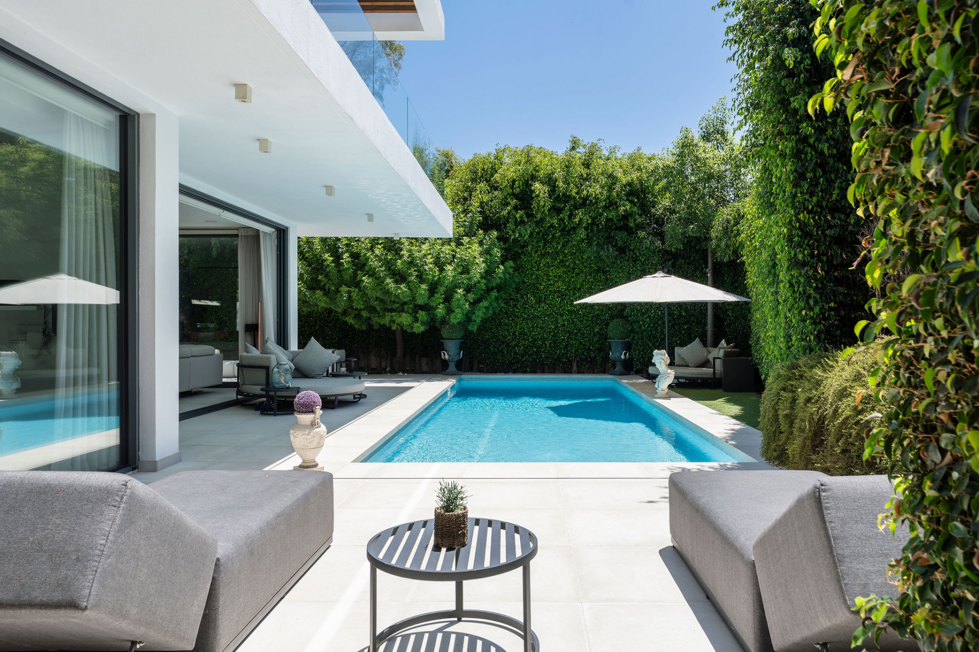 Moderne Villa mit vier Schlafzimmern in Arboleda, Estepona Ost — Foto 25
