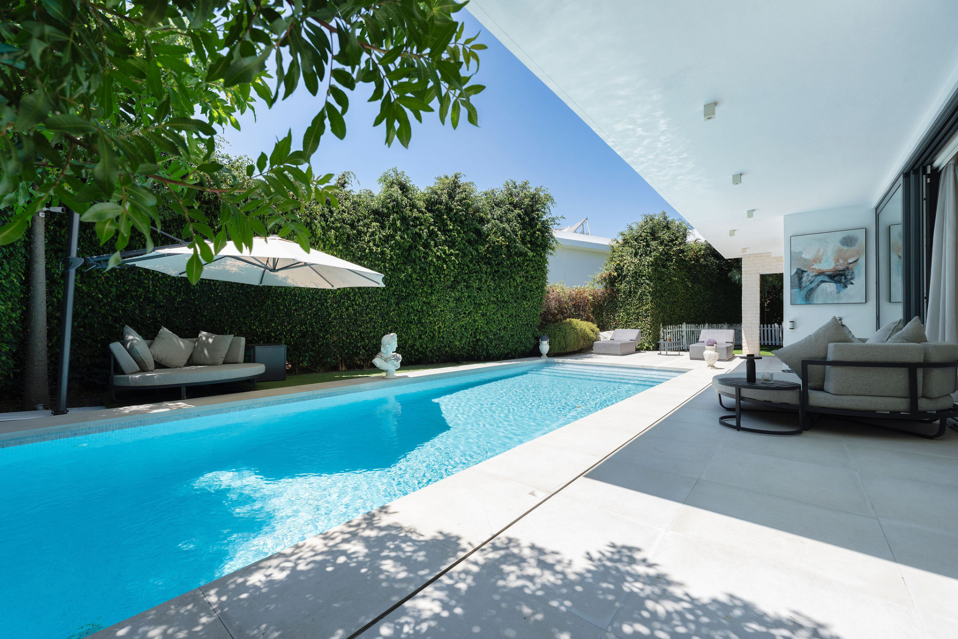 Moderne Villa mit vier Schlafzimmern in Arboleda, Estepona Ost — Foto 26