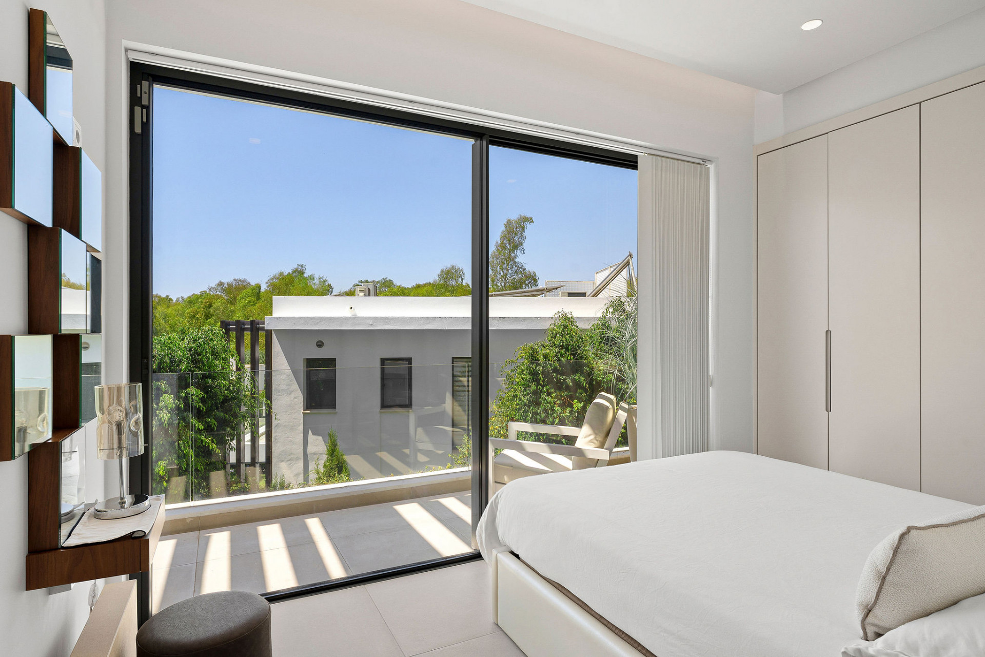 Moderne Villa mit vier Schlafzimmern in Arboleda, Estepona Ost — Foto 17