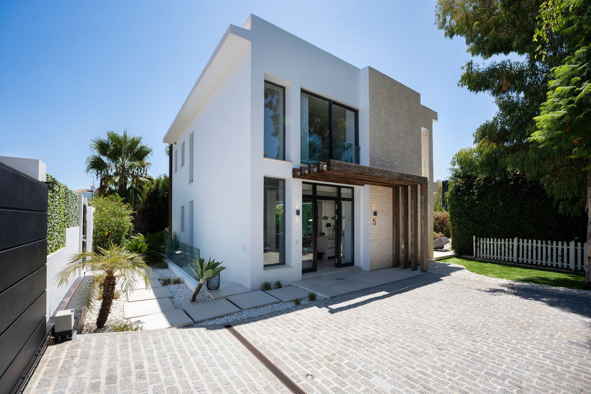 Moderne Villa mit vier Schlafzimmern in Arboleda, Estepona Ost — Foto 29