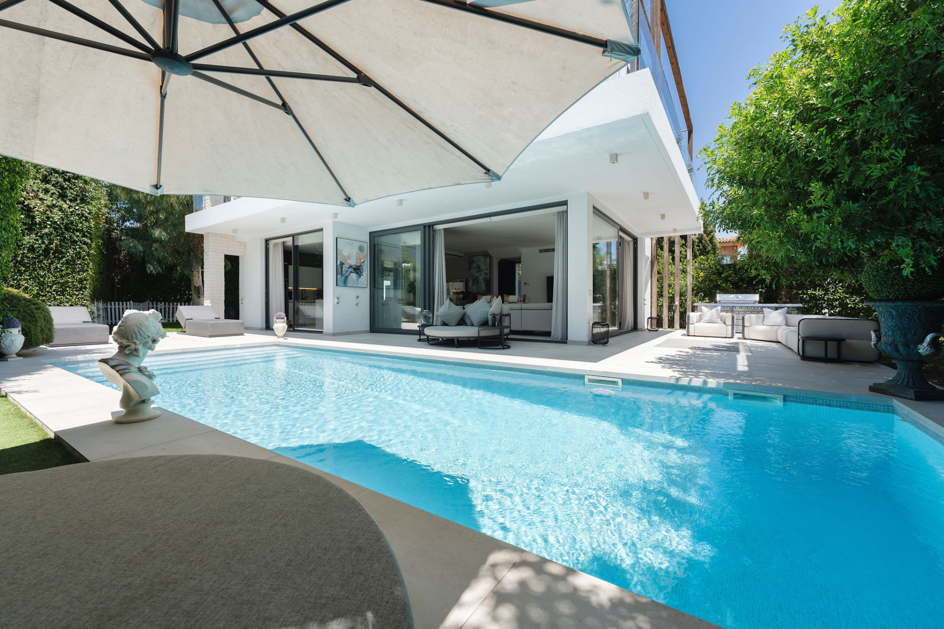 Moderne Villa mit vier Schlafzimmern in Arboleda, Estepona Ost — Foto 24