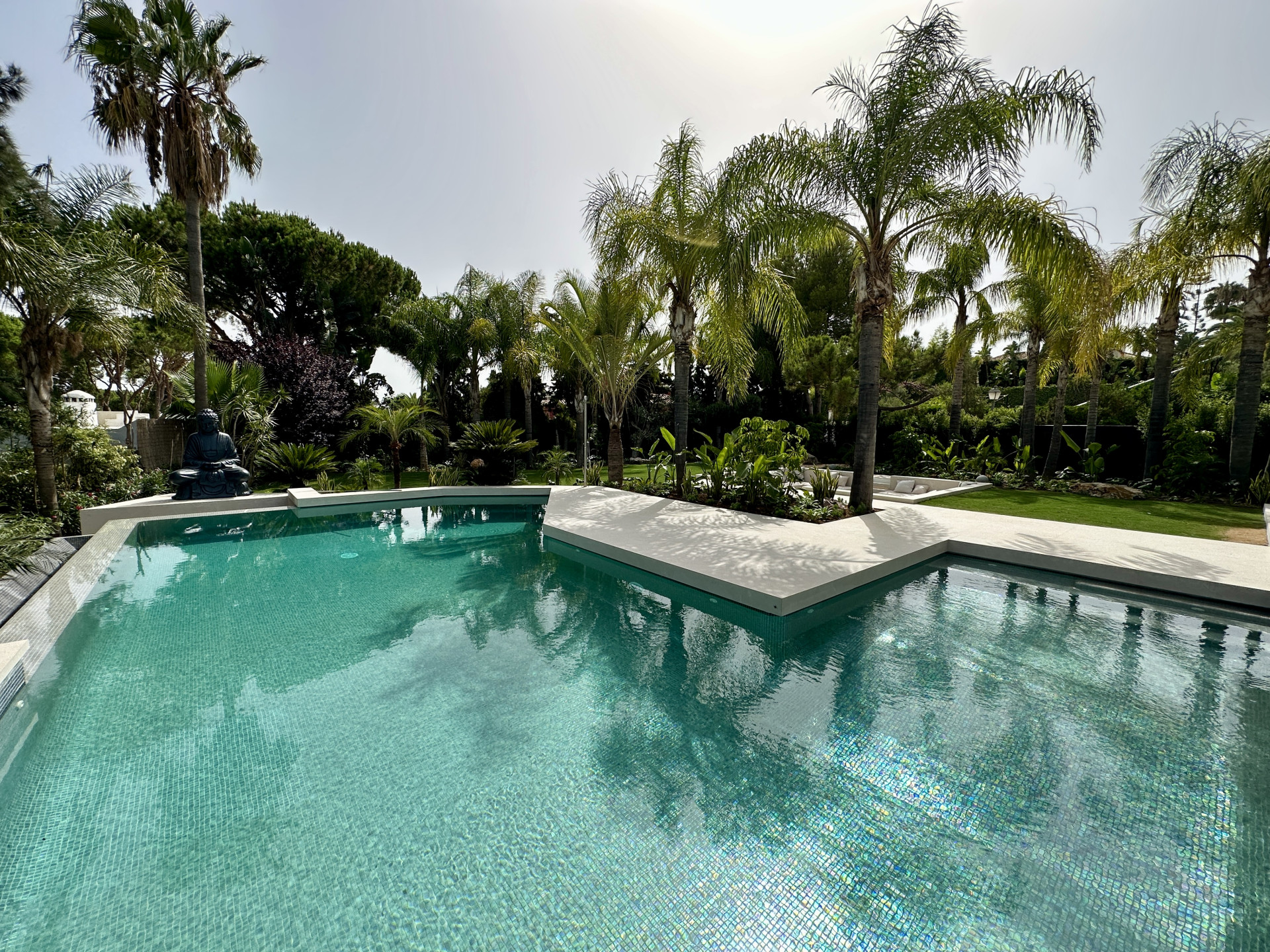 Exquisite moderne Villa in Gated Hacienda Las Chapas, Marbella Ost — Foto 28