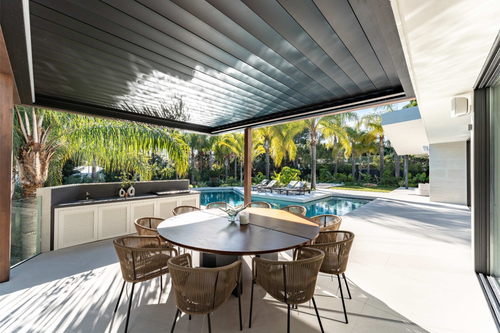 Exquisite moderne Villa in Gated Hacienda Las Chapas, Marbella Ost — Foto 27