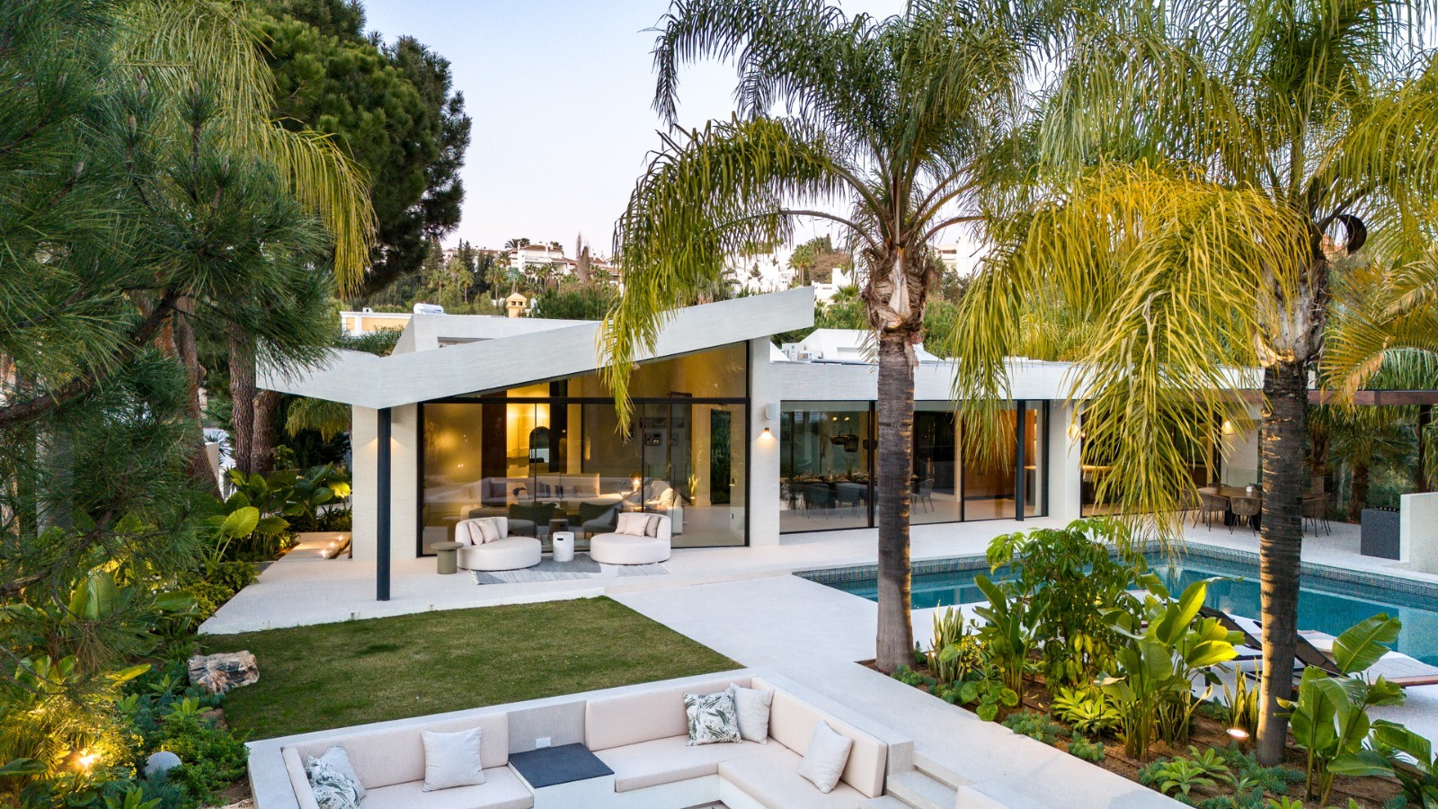 Exquisite moderne Villa in Gated Hacienda Las Chapas, Marbella Ost — Foto 31