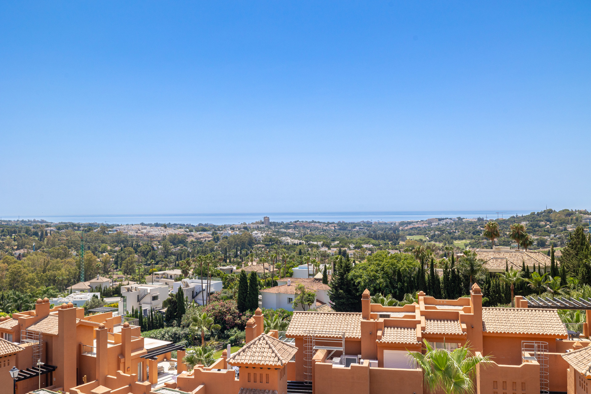 Luxury Penthouse with Panoramic Sea Views in Les Belvederes, Nueva Andalucia — photo 28
