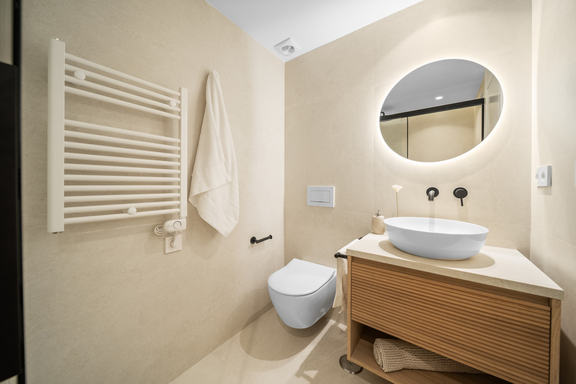 Turnkey Luxus 3-Schlafzimmer-Stadthaus in El Palmeral, Nueva Andalucia — Foto 19