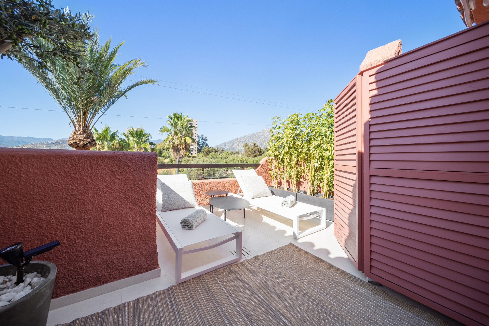 Turnkey Luxus 3-Schlafzimmer-Stadthaus in El Palmeral, Nueva Andalucia — Foto 25