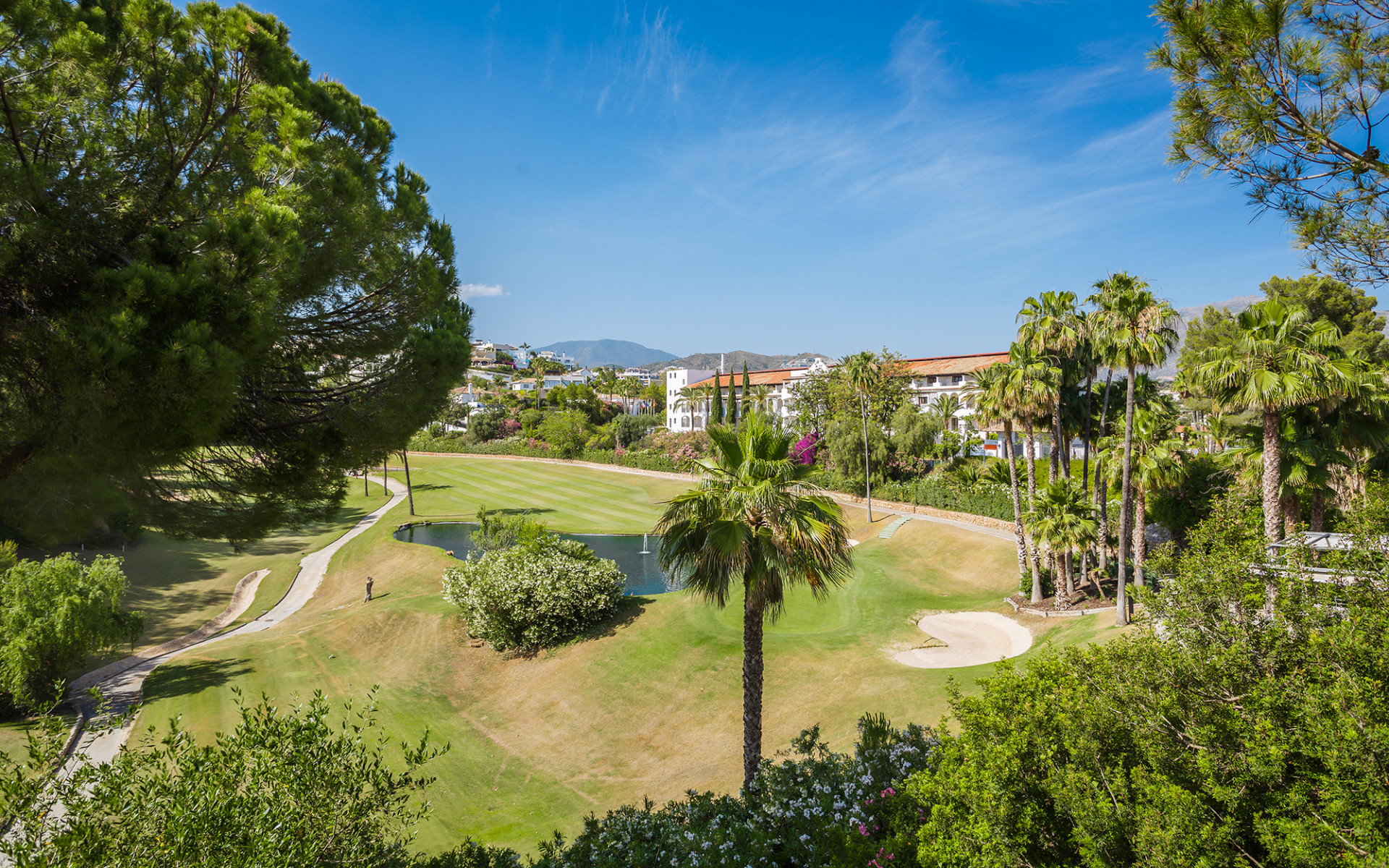 Vier-Zimmer-Stadthaus in Las Encinas, Benahavis, mit Front Line Golf Views — Foto 25