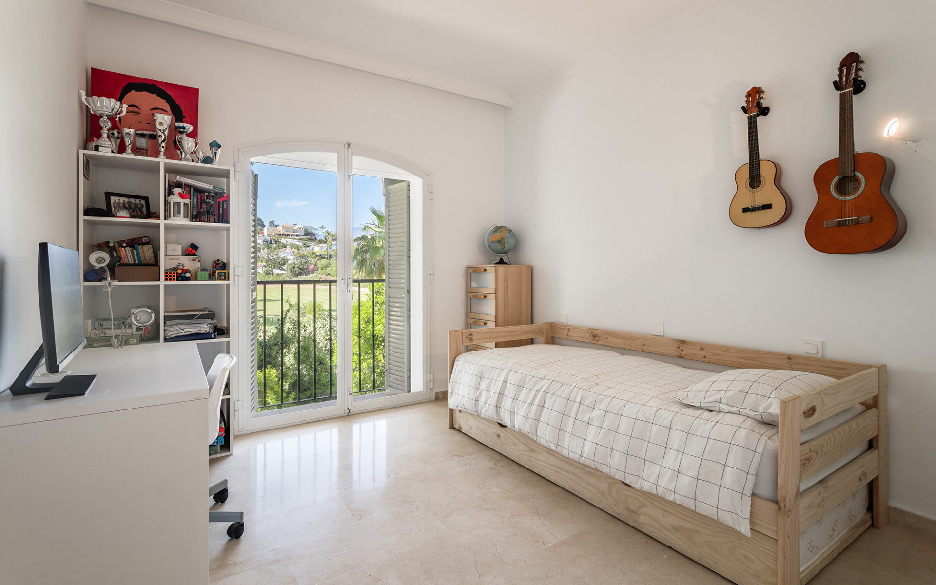 Vier-Zimmer-Stadthaus in Las Encinas, Benahavis, mit Front Line Golf Views — Foto 17