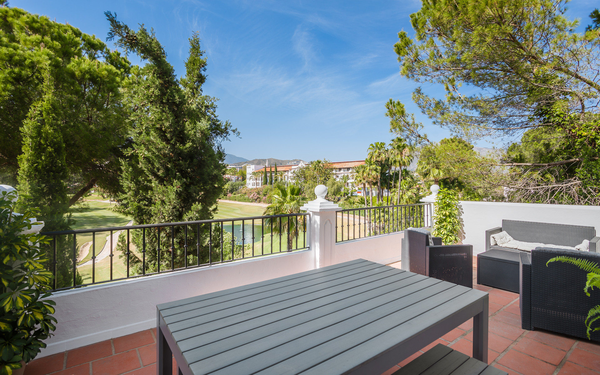 Vier-Zimmer-Stadthaus in Las Encinas, Benahavis, mit Front Line Golf Views — Foto 19