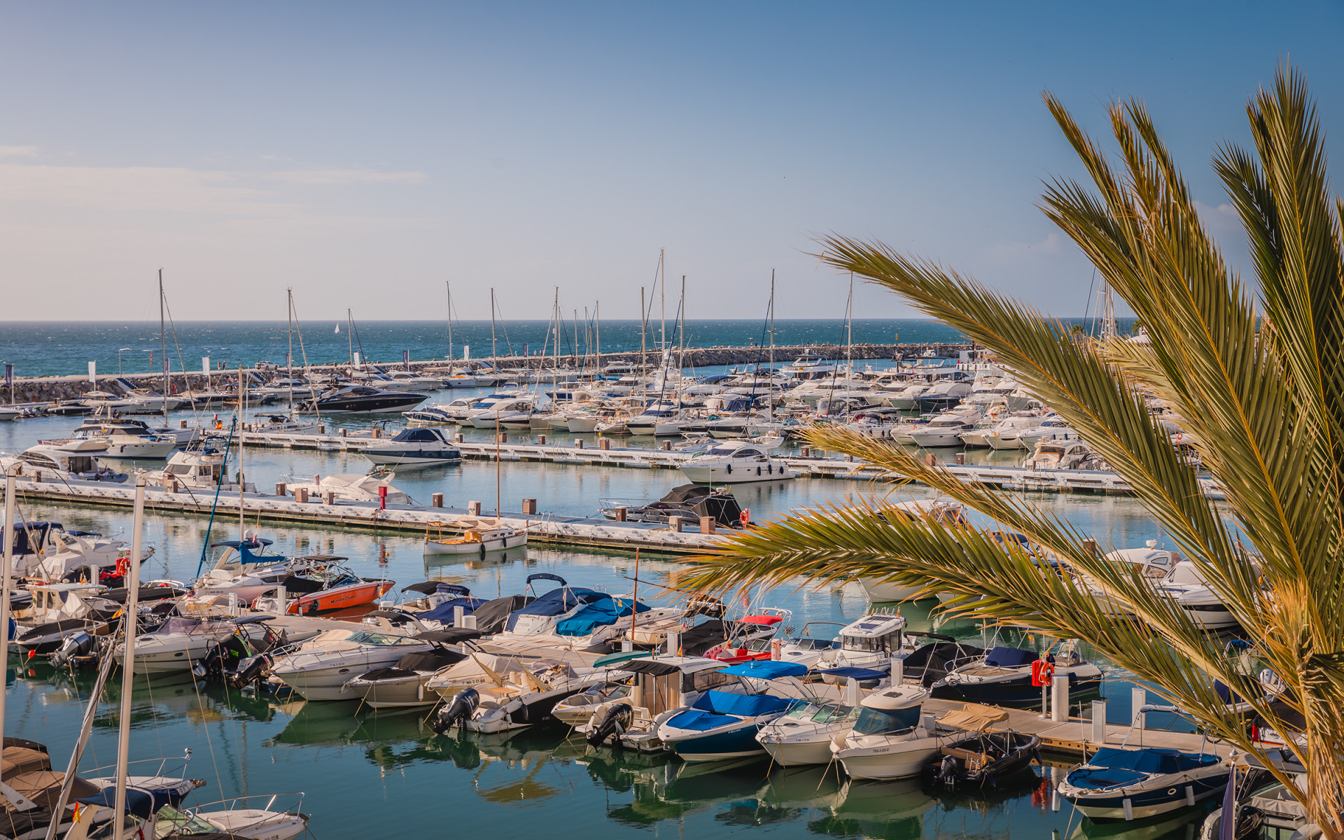Exquisite Four-Bedroom Beachfront Apartment in Puerto Banús, Marbella — photo 28