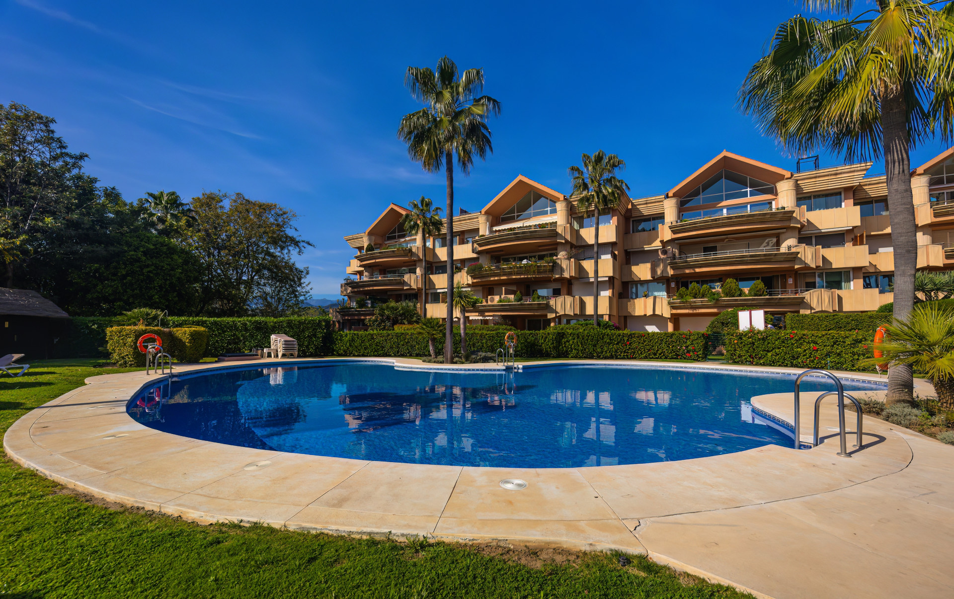 Apartamento recientemente reformado en planta baja en Magna Marbella, Nueva Andalucia — foto 30