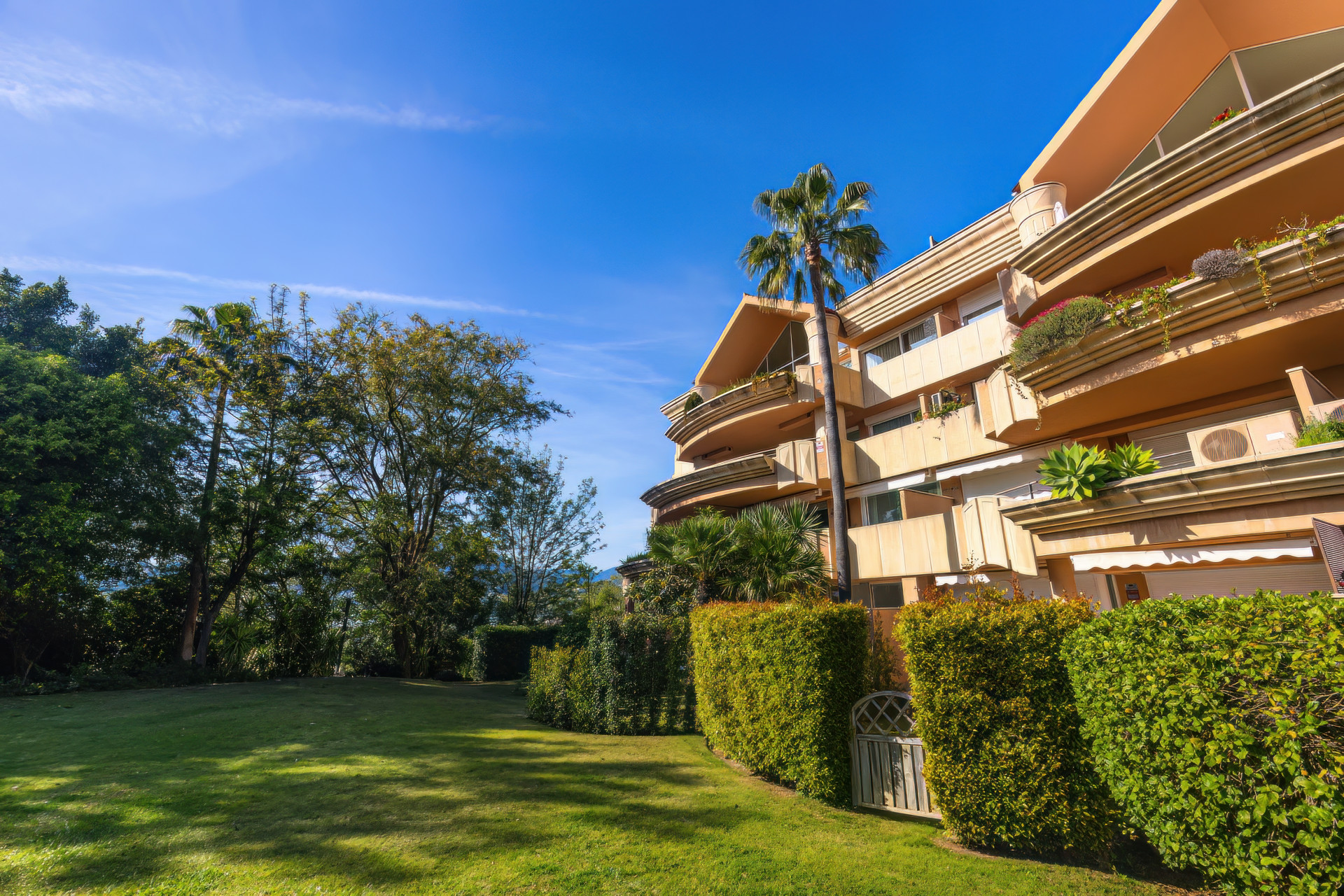Apartamento recientemente reformado en planta baja en Magna Marbella, Nueva Andalucia — foto 29