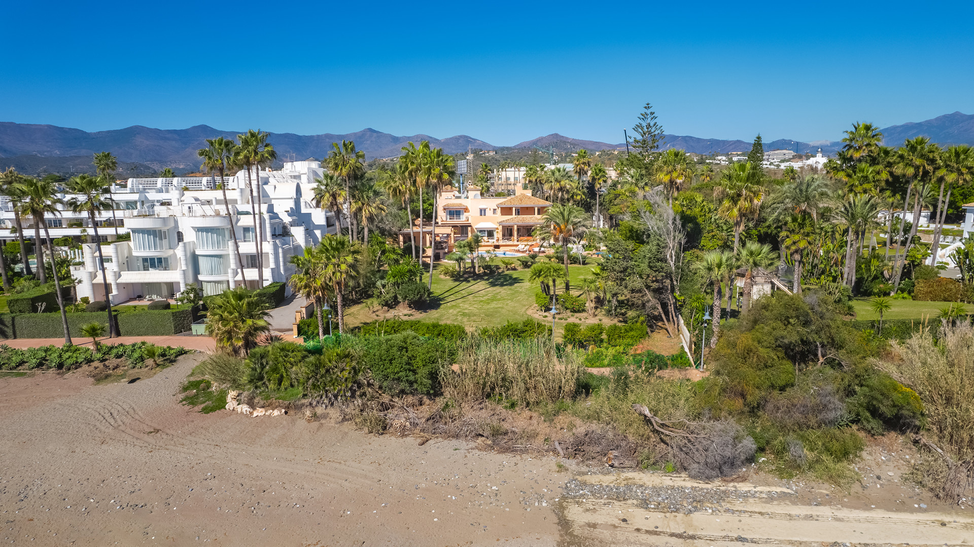 Villa frente a la playa con vistas panorámicas al mar en Estepona Este — foto 25