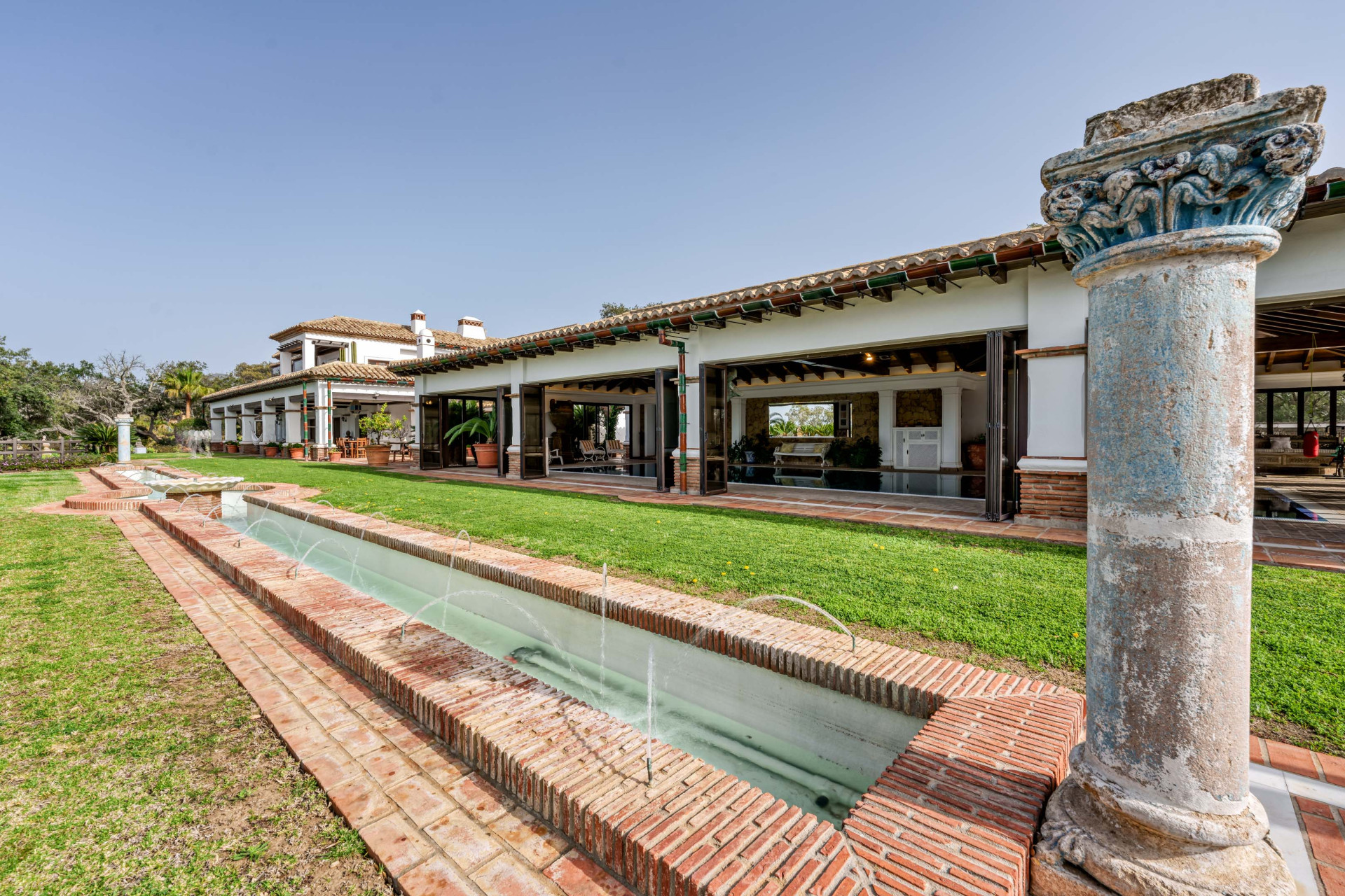 Imposing Luxury Finca with Panoramic Views in La Mairena, Marbella Este — foto 25
