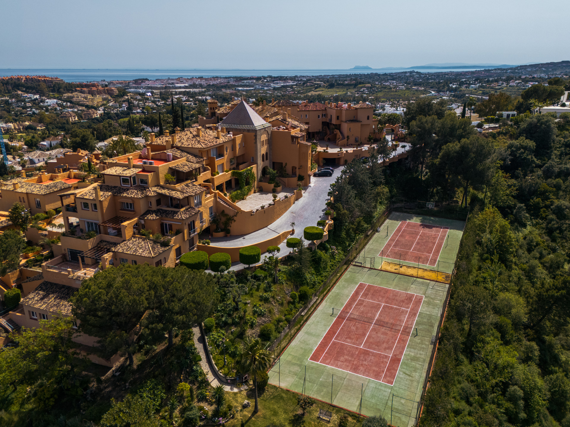 Lujoso Apartamento de cuatro dormitorios con vistas panorámicas en Les Belvederes, Marbella — foto 27