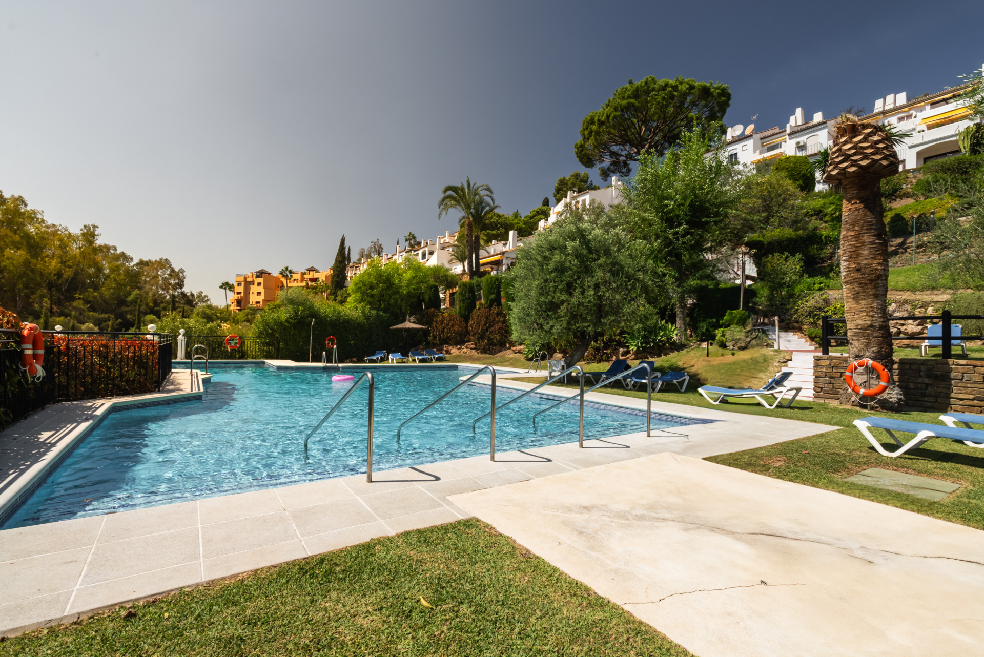 Lujoso Apartamento renovado en exclusiva Comunidad Gated, Los Almendros, Benahavis — foto 18