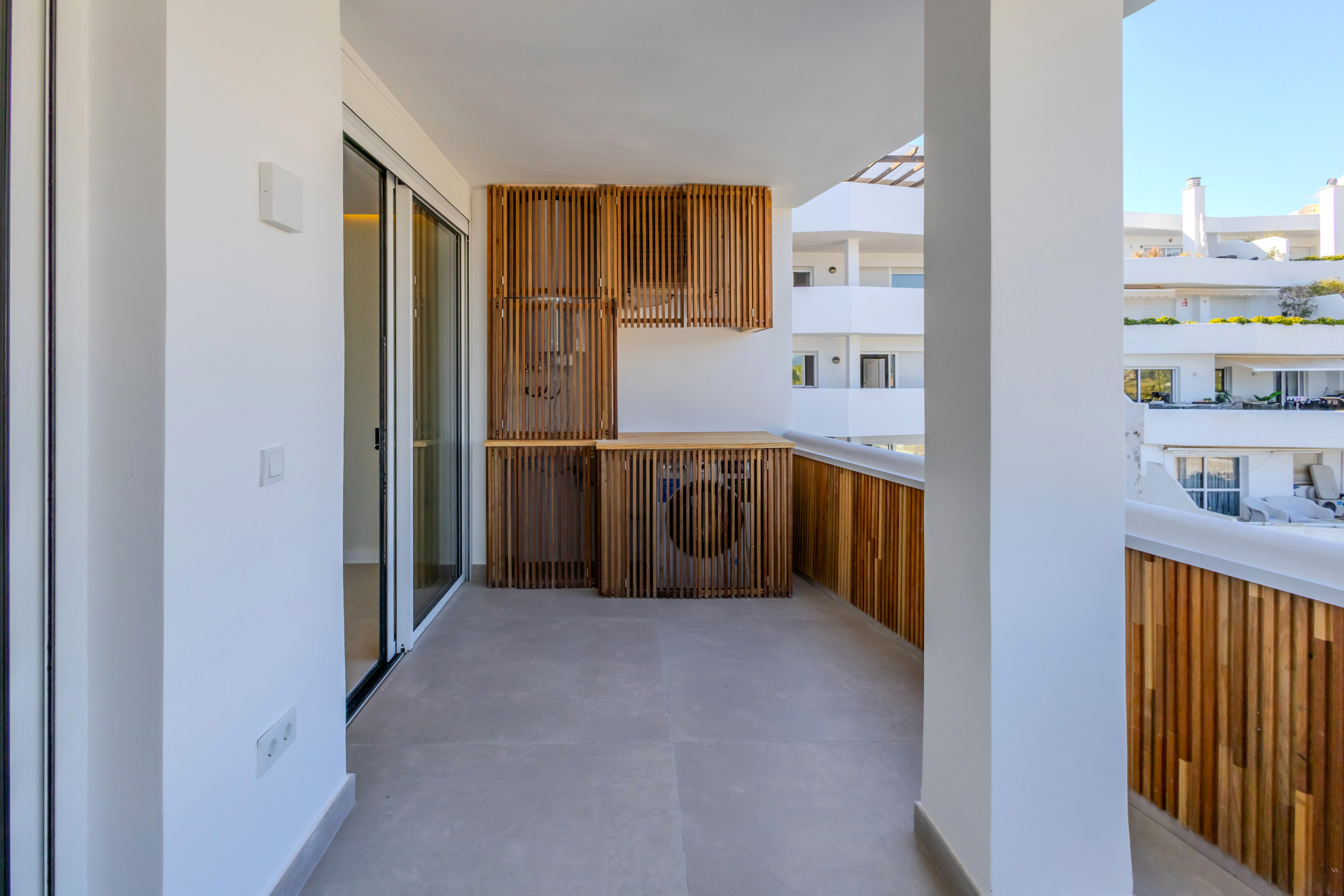 Luxury Renovated Apartment in Prime Location with Panoramic Views — photo 17