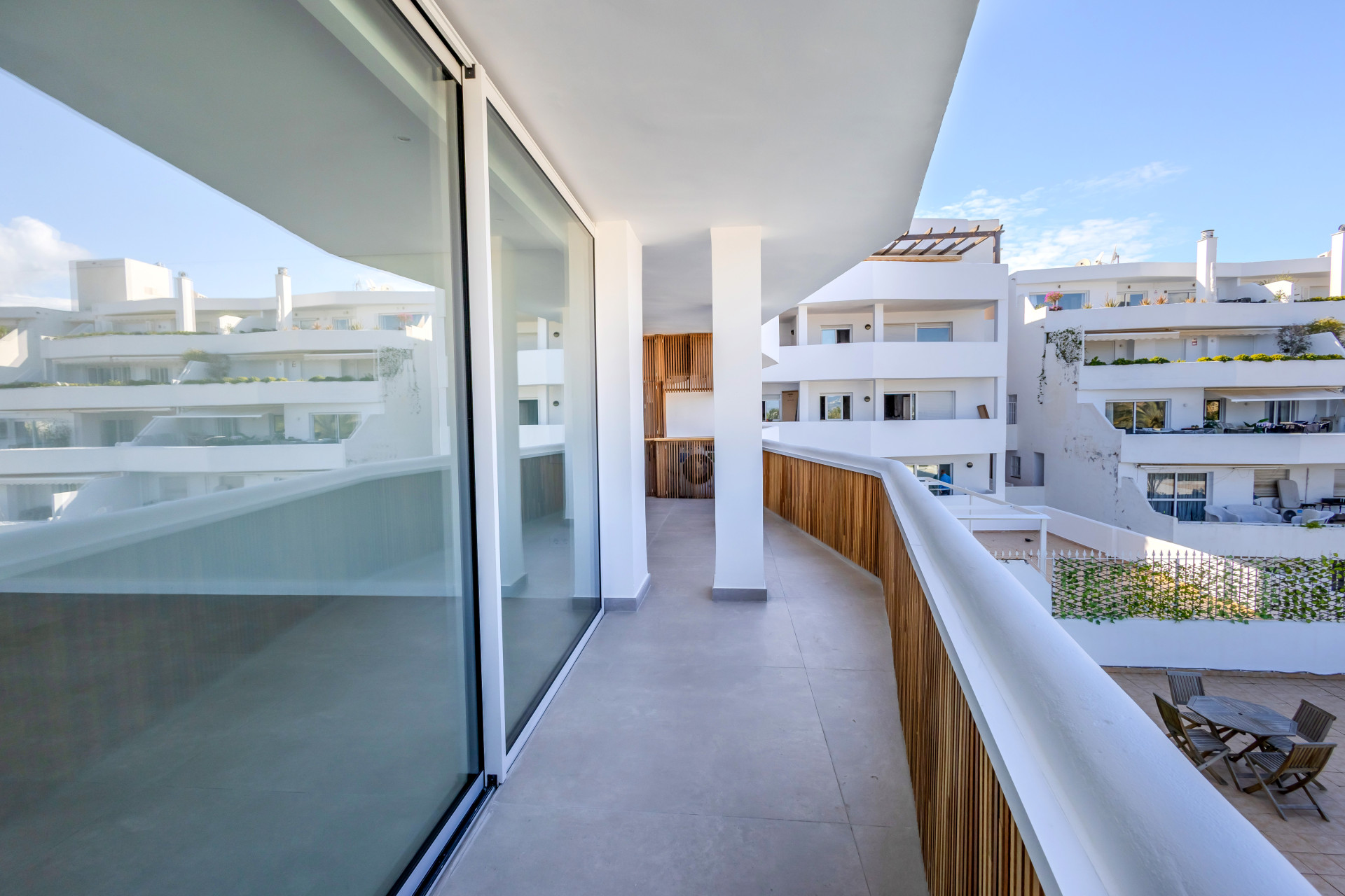 Luxury Renovated Apartment in Prime Location with Panoramic Views — photo 21