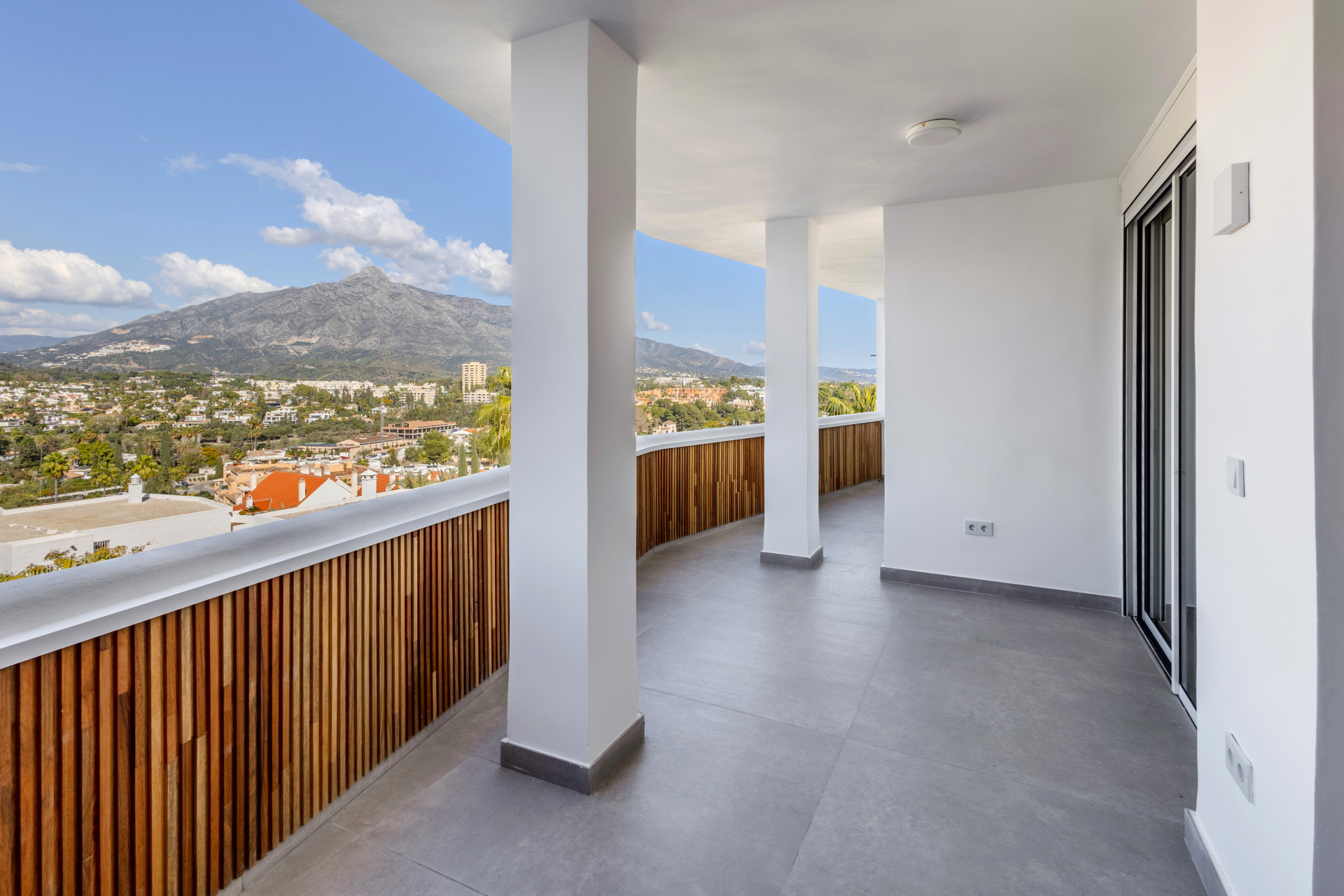 Luxury Renovated Apartment in Prime Location with Panoramic Views — photo 19