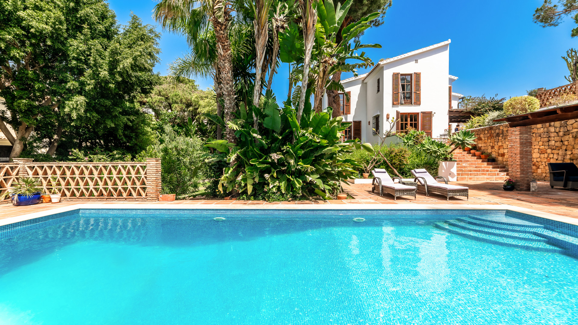 Charming 7-Bedroom Villa in Prime Elviria, Marbella East with Sea Views — photo 18