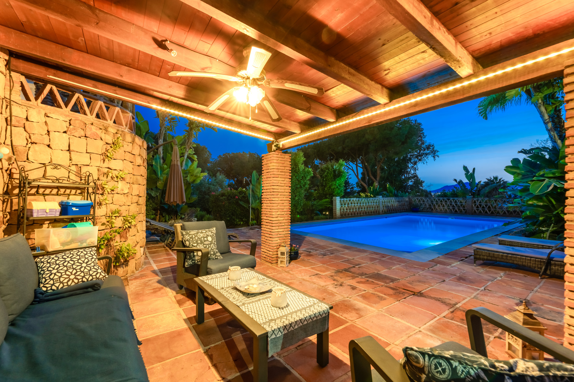 Charming 7-Bedroom Villa in Prime Elviria, Marbella East with Sea Views — photo 20