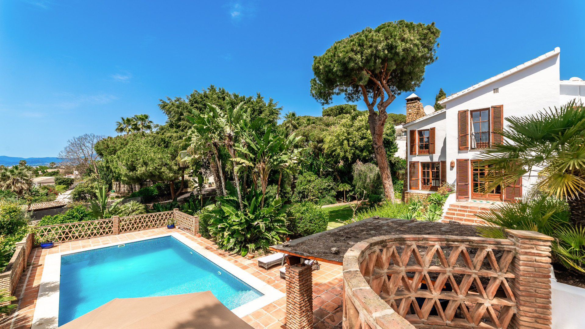 Charming 7-Bedroom Villa in Prime Elviria, Marbella East with Sea Views — photo 16