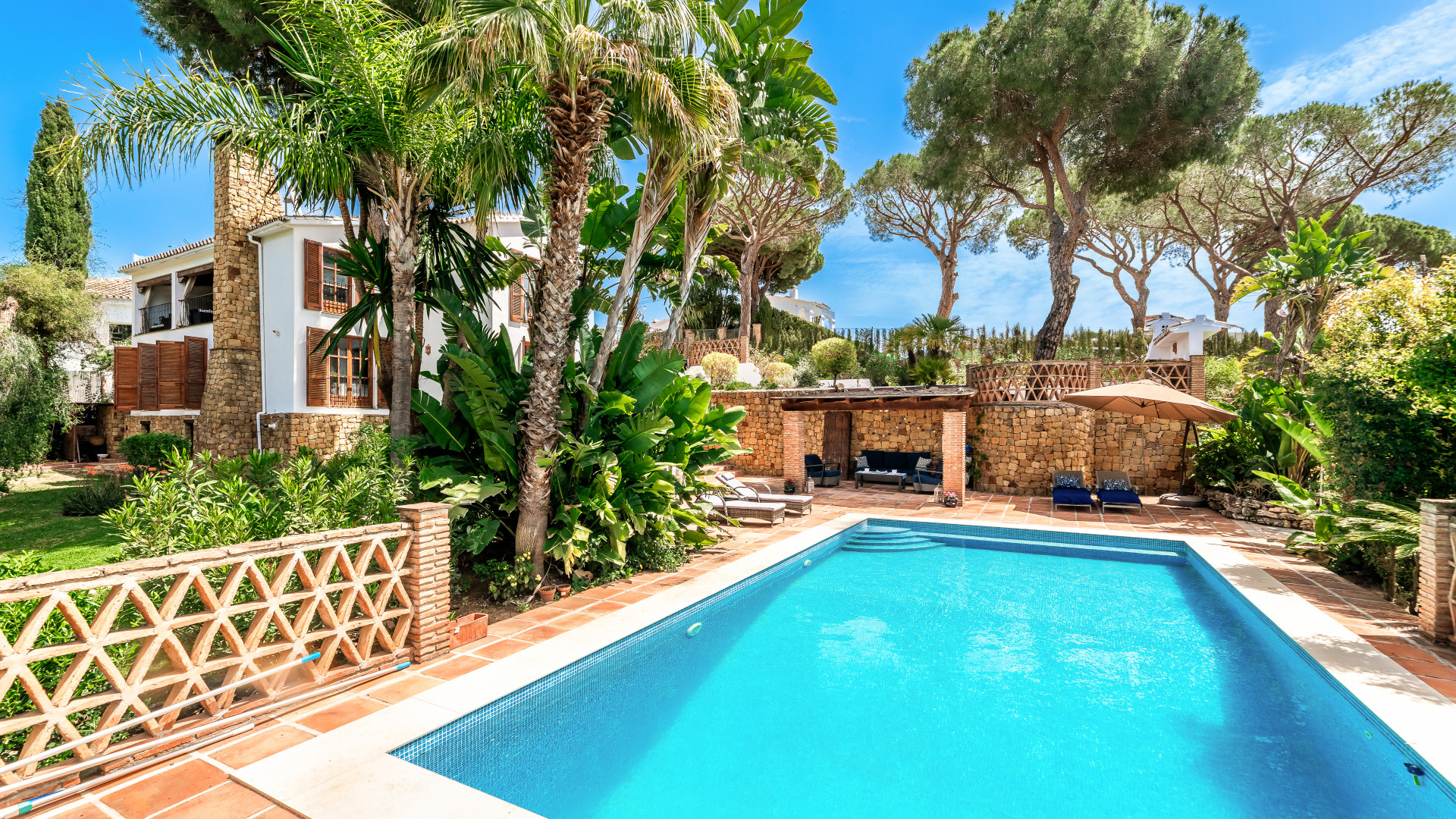 Charming 7-Bedroom Villa in Prime Elviria, Marbella East with Sea Views — photo 19