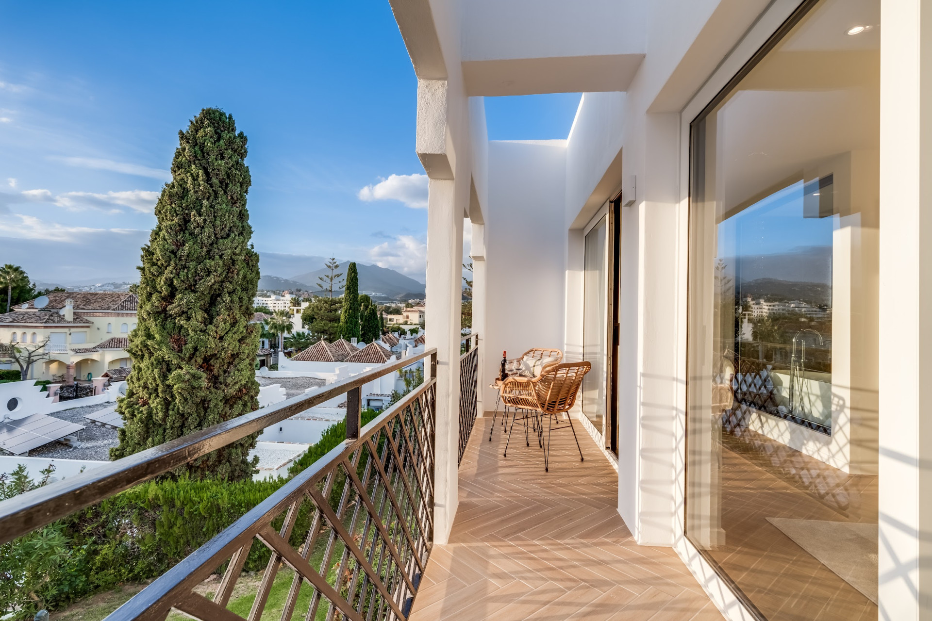 Elegantes Vierzimmer-Stadthaus in Los Potros, Nueva Andalucia — Foto 23