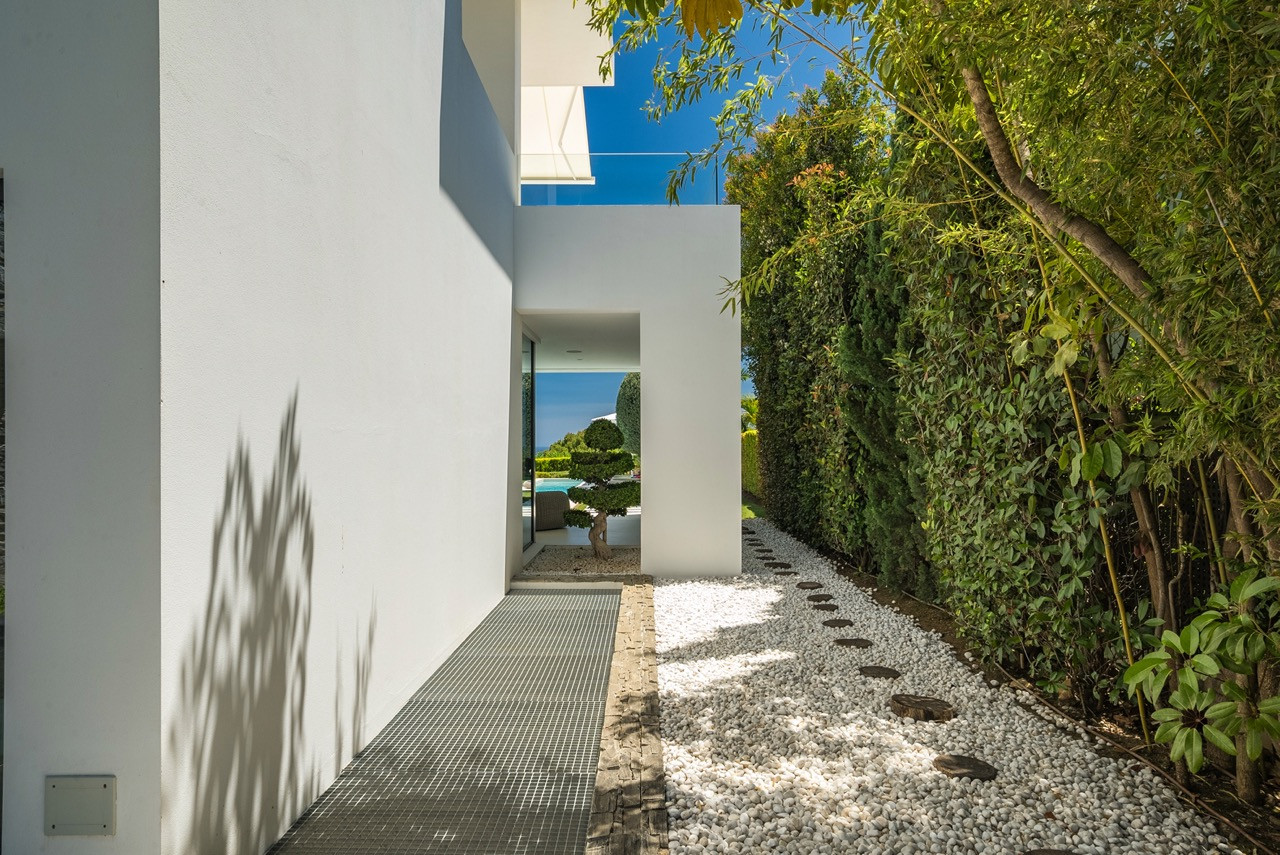 Contemporary Luxury Villa with Panoramic Sea Views in Las Lomas del Marbella Club — photo 36