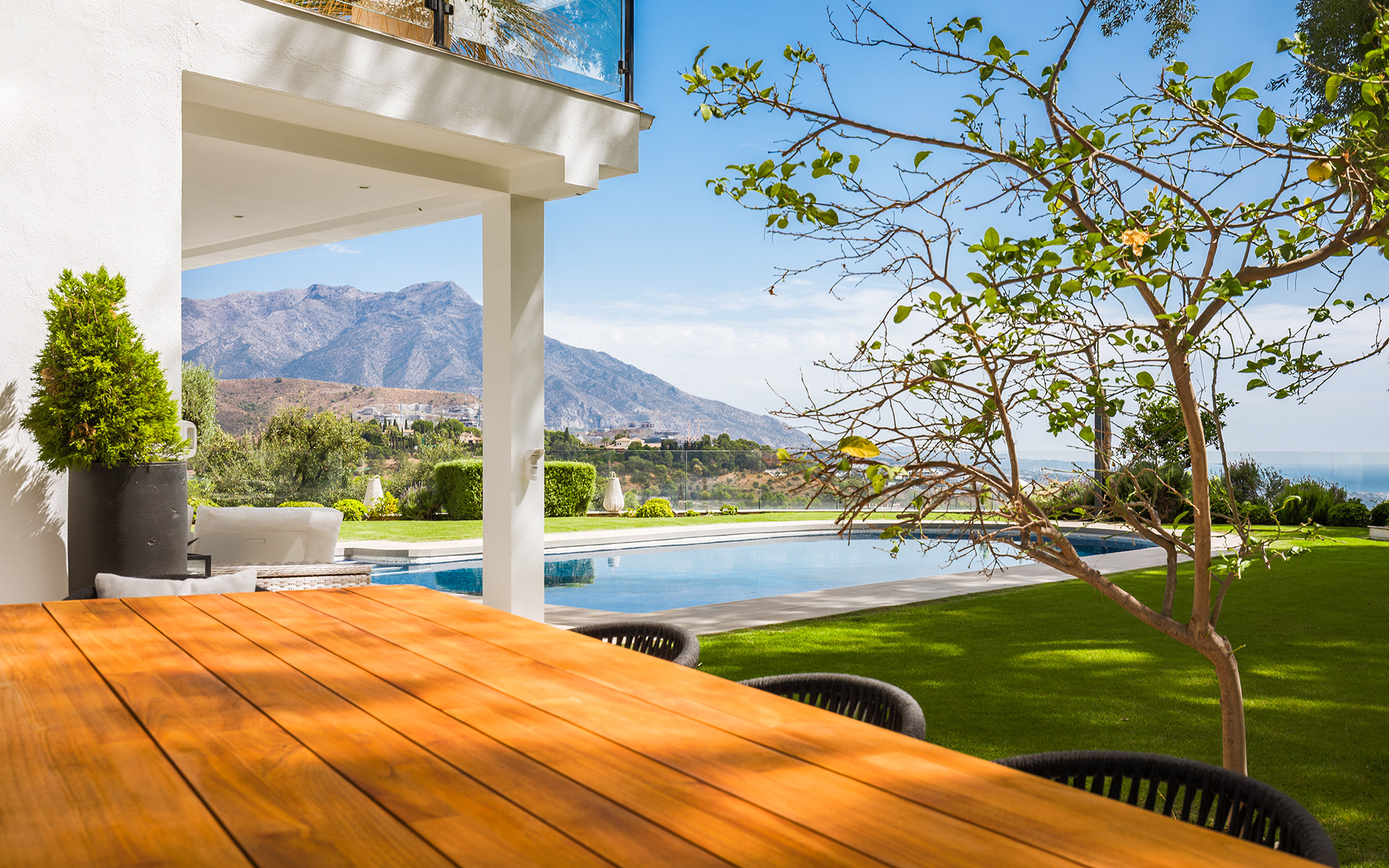 Villa reformada exquisita con casa de huéspedes y vistas panorámicas en El Madroñal, Benahavis — foto 31