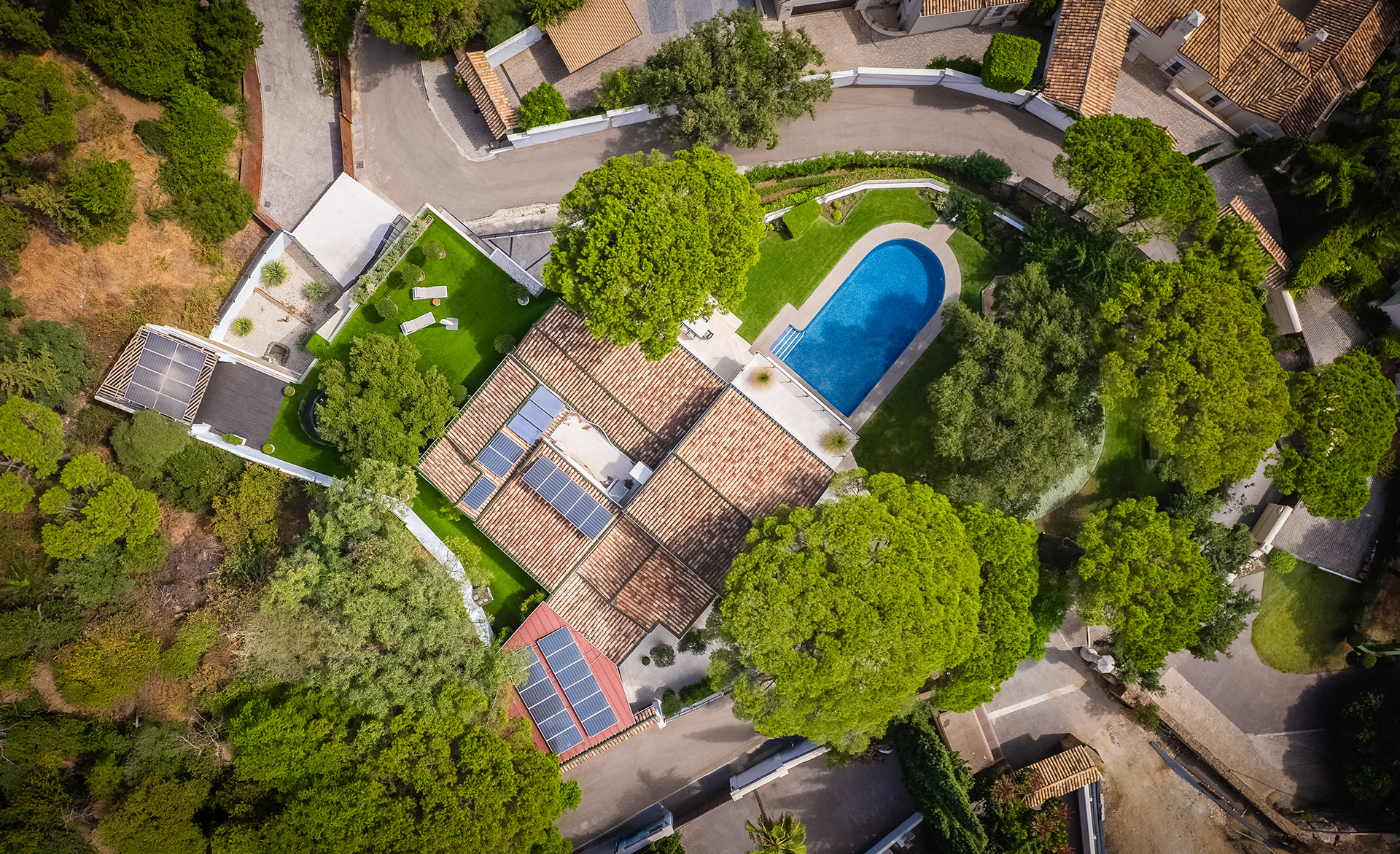 Villa reformada exquisita con casa de huéspedes y vistas panorámicas en El Madroñal, Benahavis — foto 37