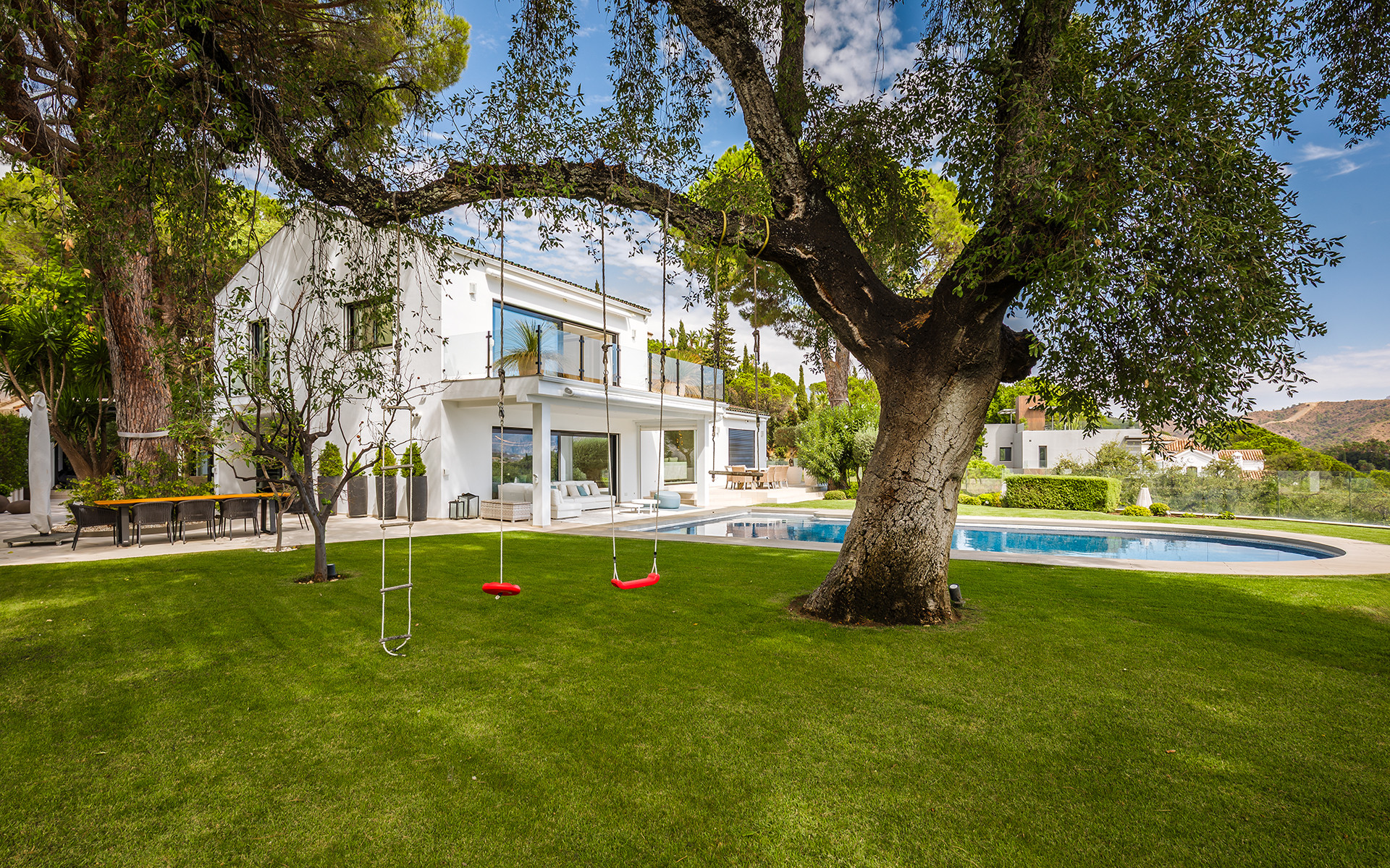 Villa reformada exquisita con casa de huéspedes y vistas panorámicas en El Madroñal, Benahavis — foto 34