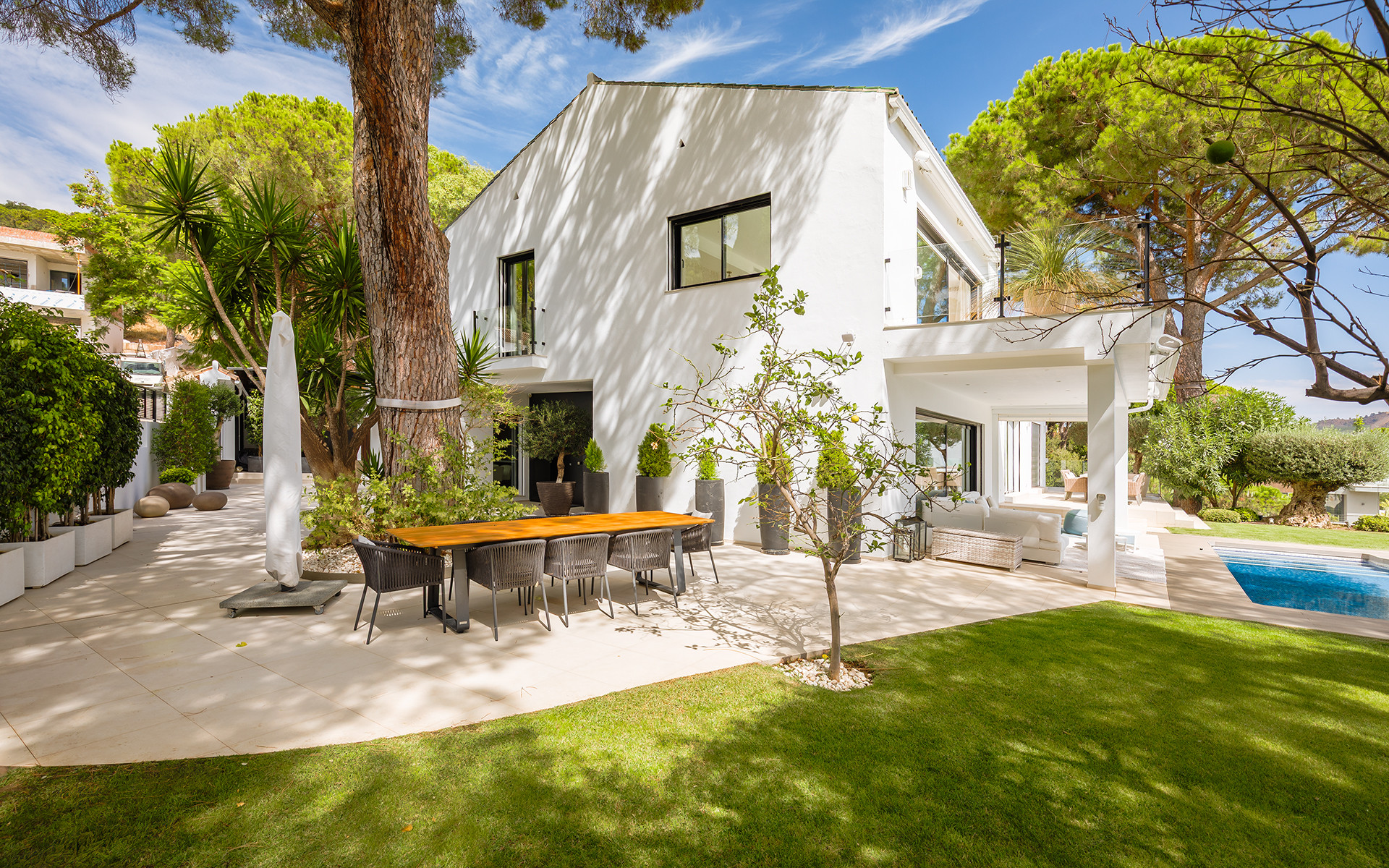 Villa reformada exquisita con casa de huéspedes y vistas panorámicas en El Madroñal, Benahavis — foto 30