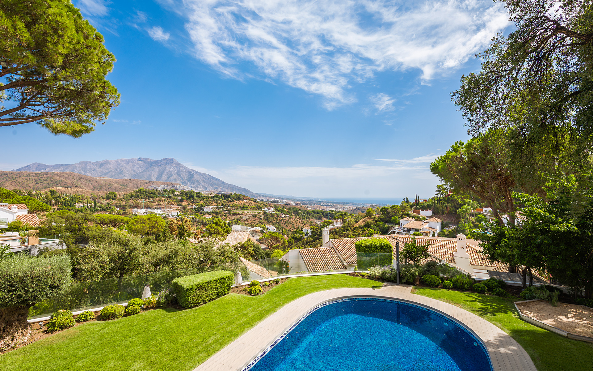 Villa reformada exquisita con casa de huéspedes y vistas panorámicas en El Madroñal, Benahavis — foto 36