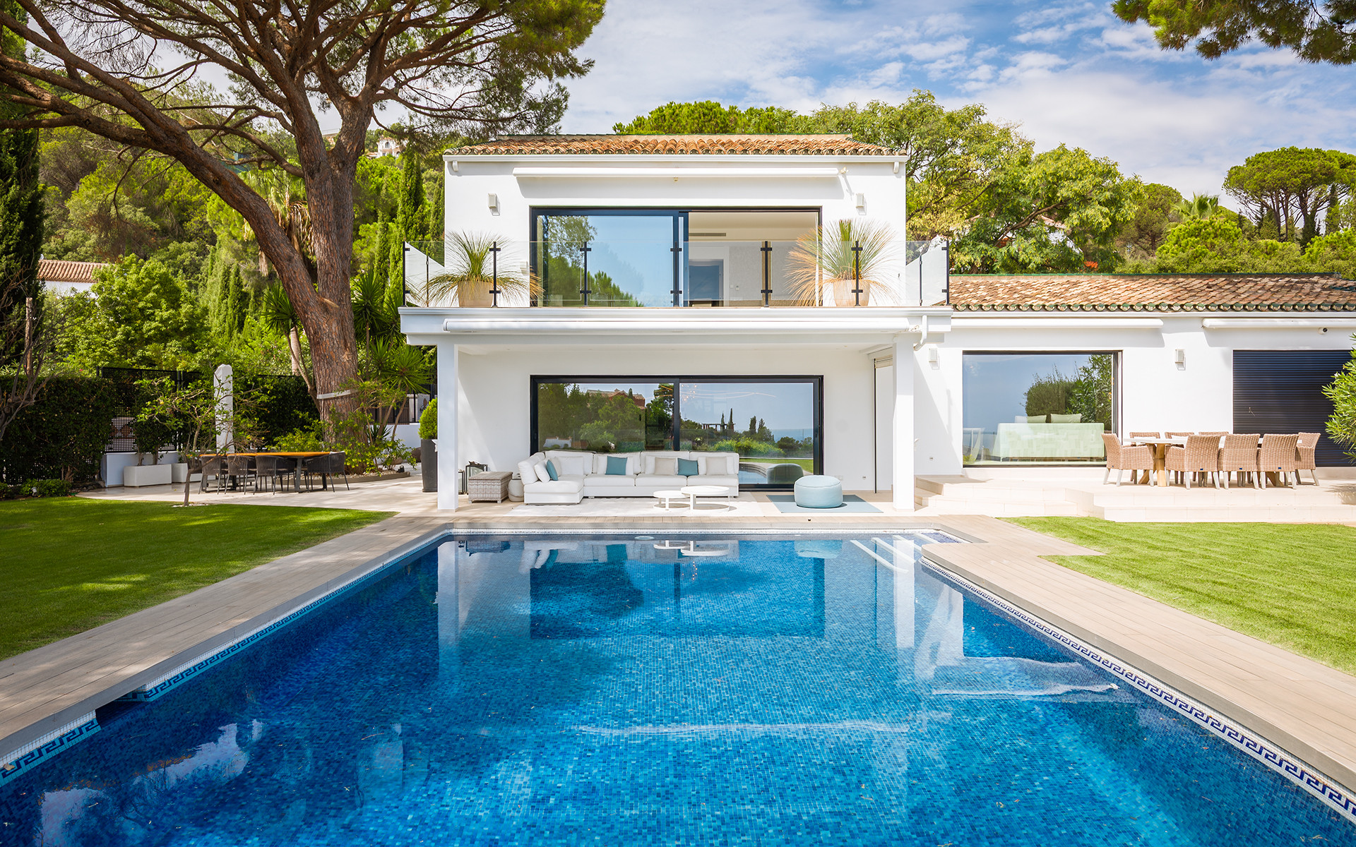 Villa reformada exquisita con casa de huéspedes y vistas panorámicas en El Madroñal, Benahavis — foto 35