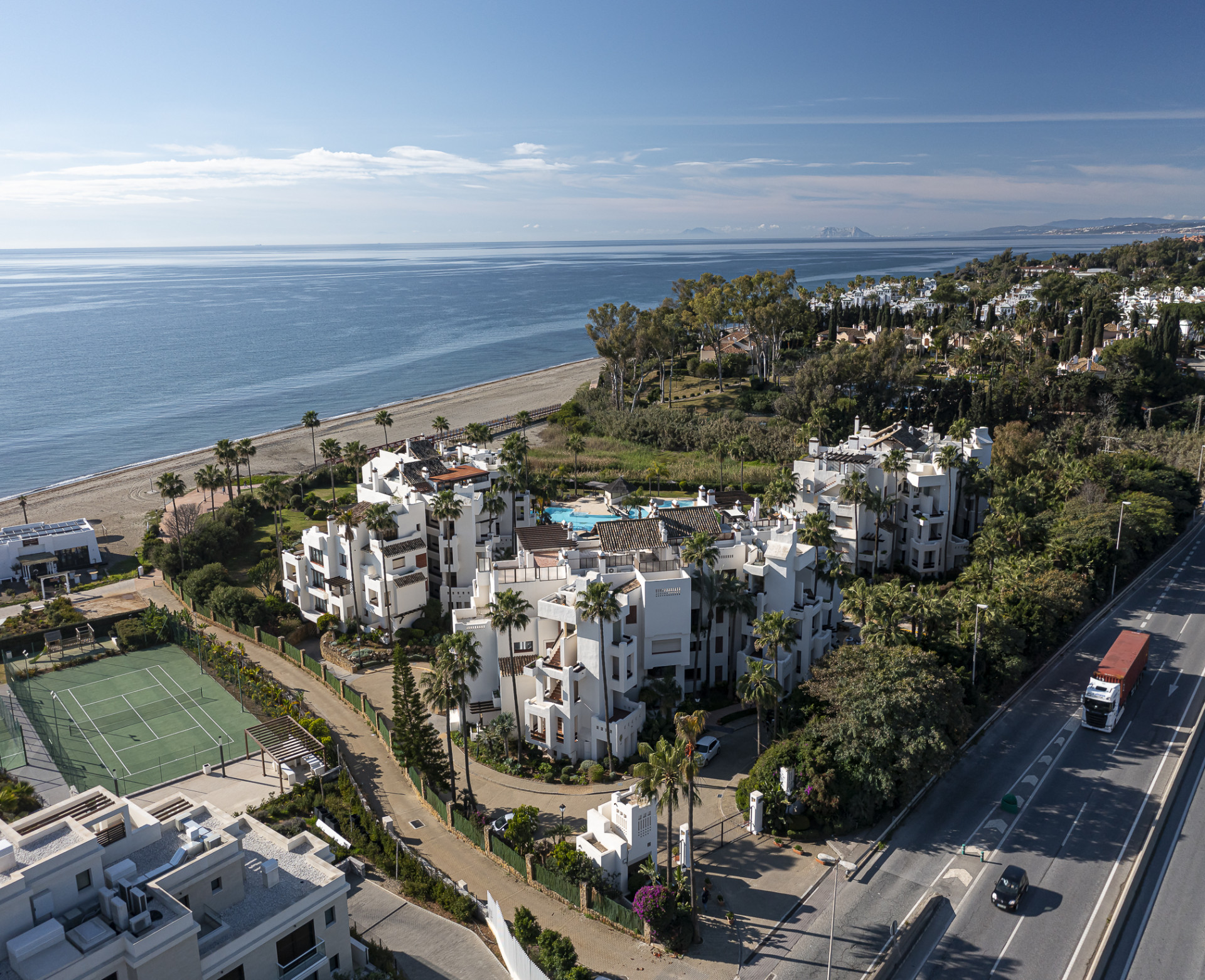 Apartamento en primera línea de mar en Bahía del Velerín, Estepona Este — foto 36
