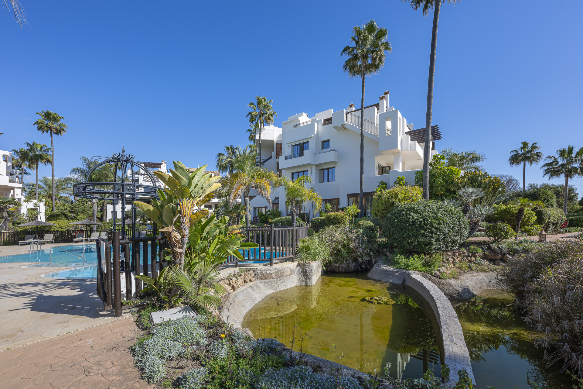 Apartamento en primera línea de mar en Bahía del Velerín, Estepona Este — foto 37