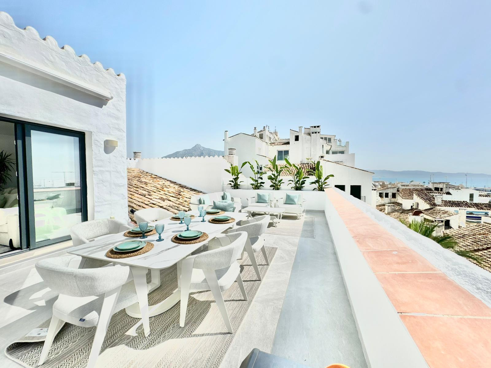Impressive Apartment with Panoramic Sea Views in Puerto Banus, Marbella — photo 16