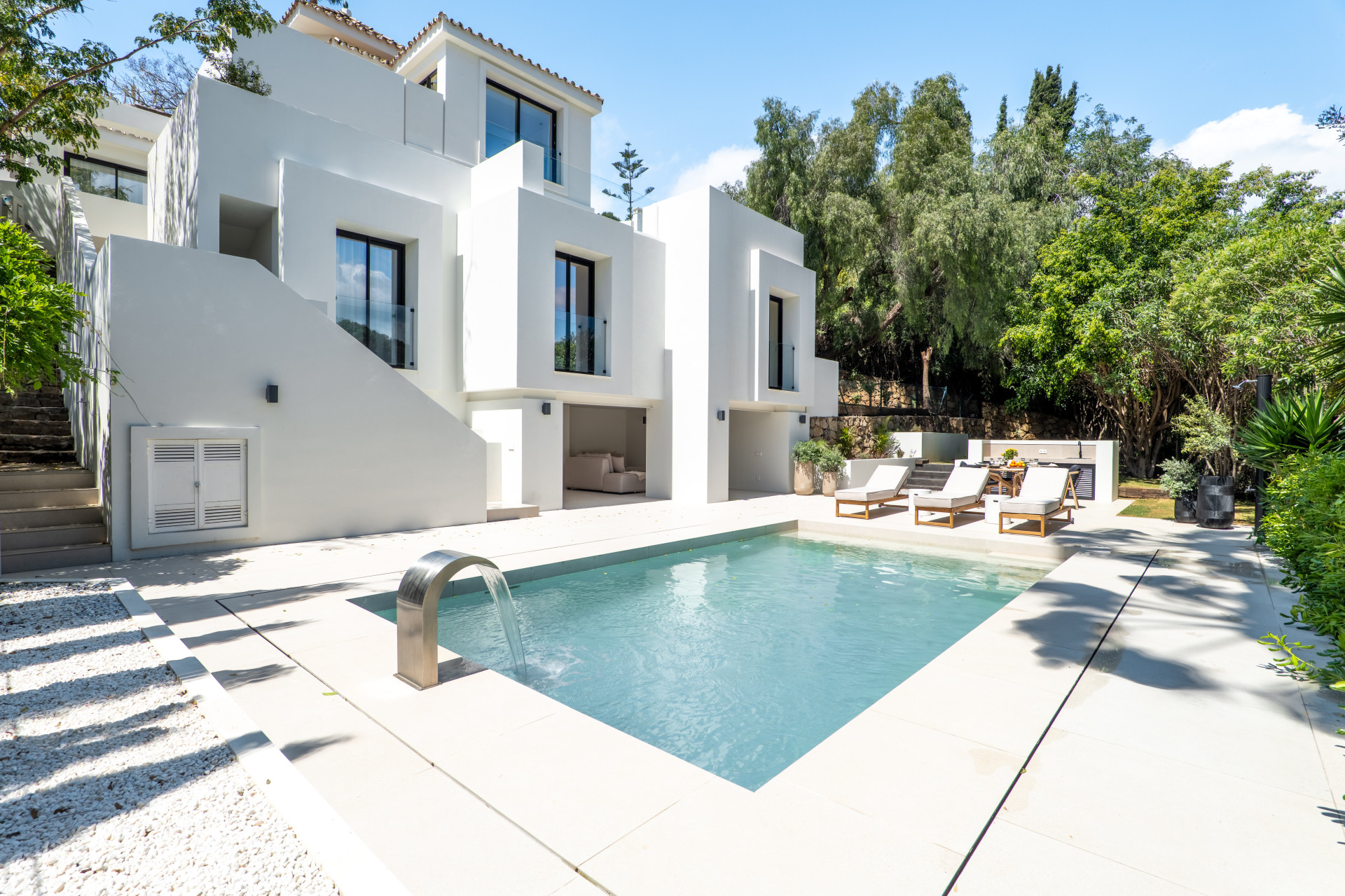 Contemporary Six-Bedroom Villa with Andalusian Charm in Los Naranjos Hill Club, Marbella — photo 20