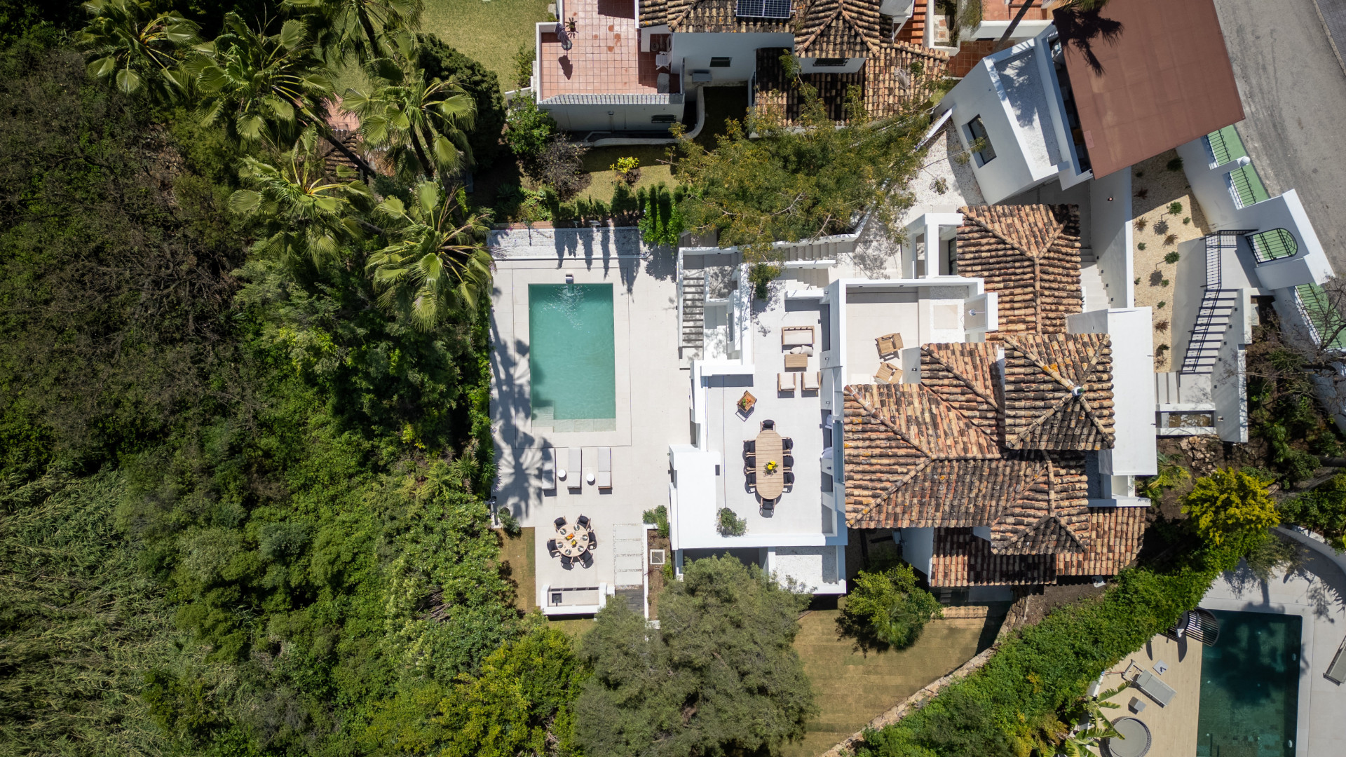 Contemporary Six-Bedroom Villa with Andalusian Charm in Los Naranjos Hill Club, Marbella — photo 23