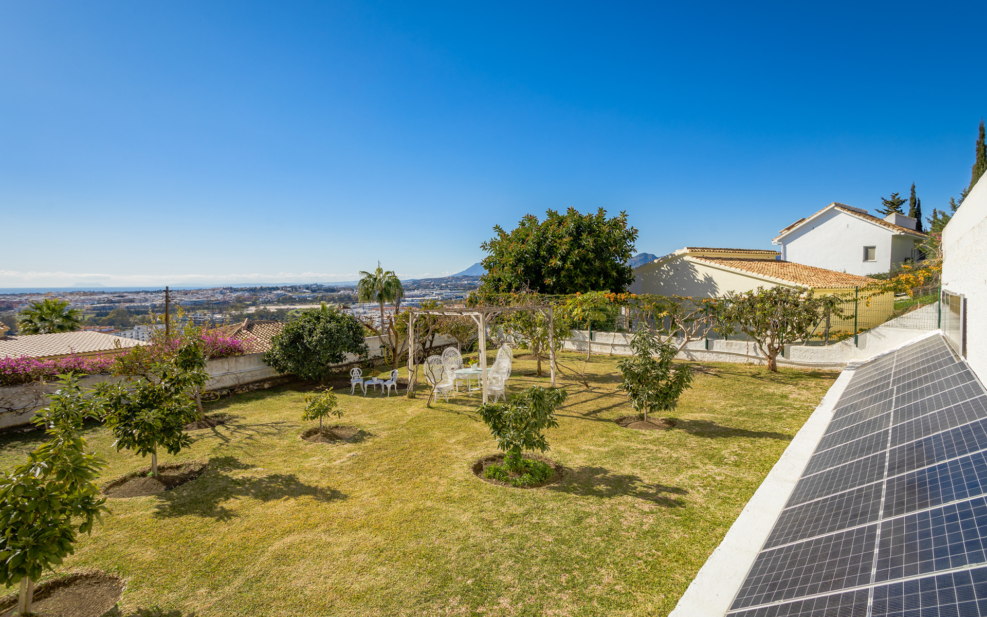 Charmante villa met vier slaapkamers met panoramisch uitzicht op zee en de bergen in Nueva Andalucia, Marbella — foto 24