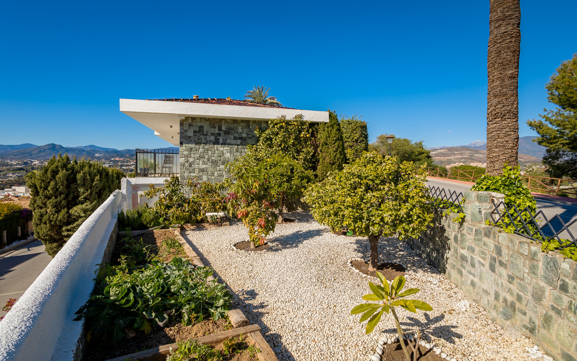 Charmante villa met vier slaapkamers met panoramisch uitzicht op zee en de bergen in Nueva Andalucia, Marbella — foto 21