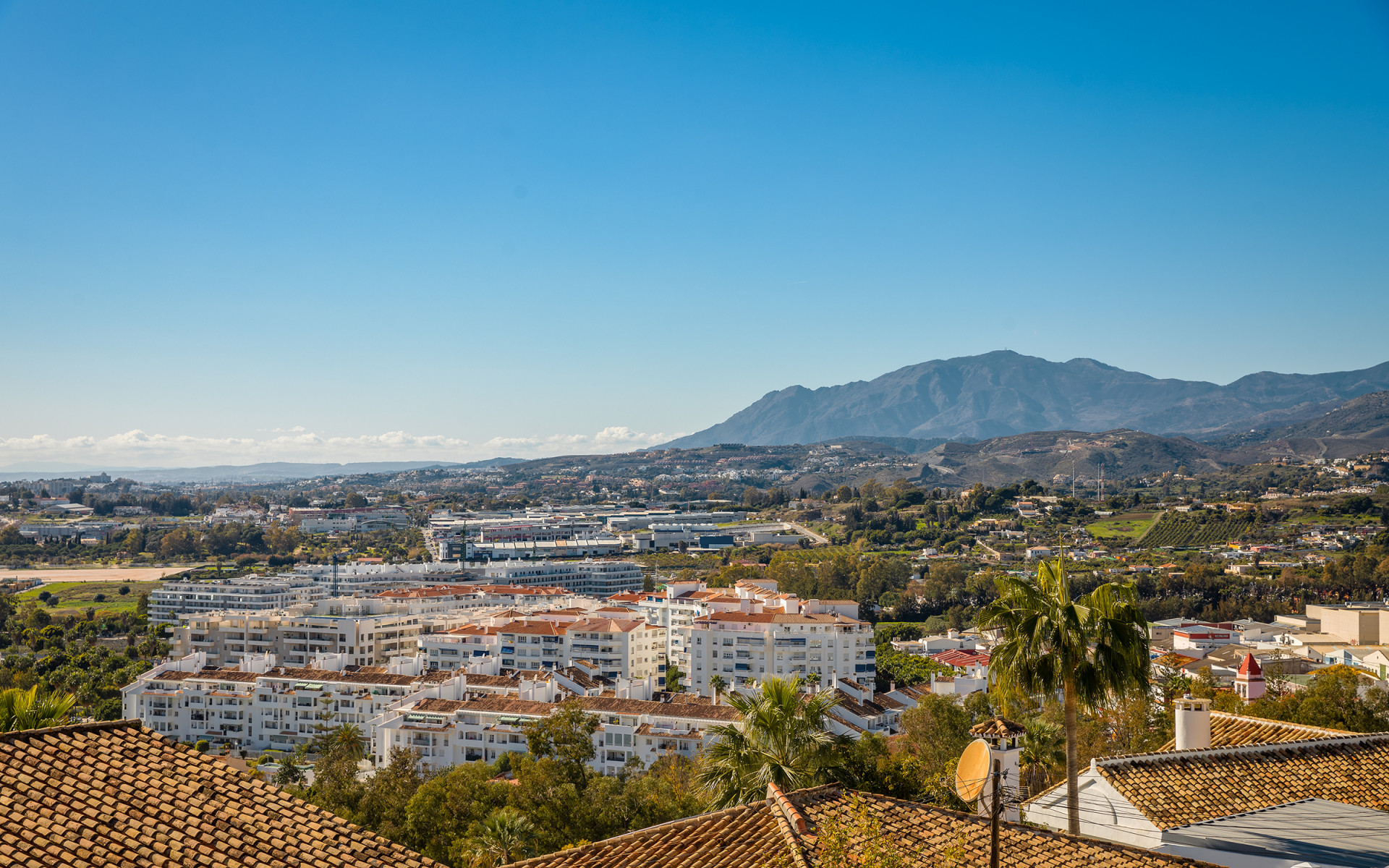 Charmante villa met vier slaapkamers met panoramisch uitzicht op zee en de bergen in Nueva Andalucia, Marbella — foto 28
