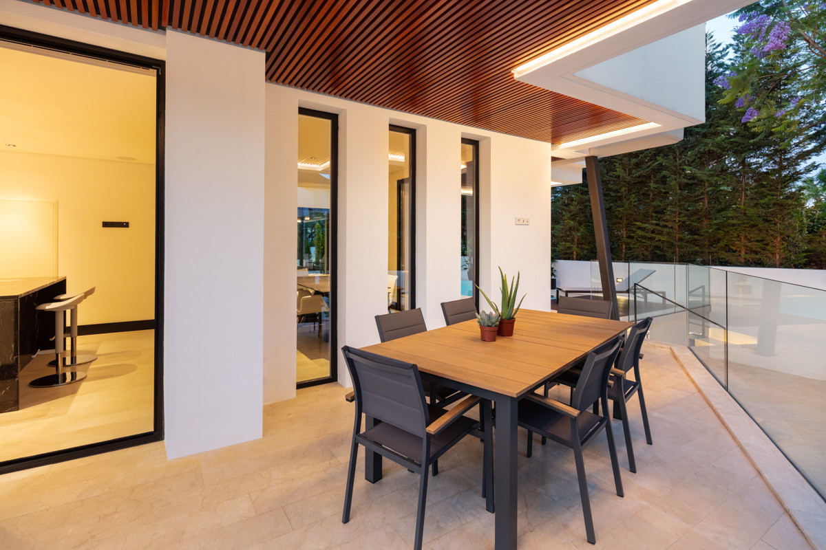 Prachtige 5-slaapkamer villa in Marbella's Exclusieve Casablanca Beach Villas — foto 21