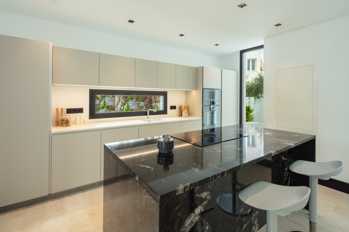 Prachtige 5-slaapkamer villa in Marbella's Exclusieve Casablanca Beach Villas — foto 8