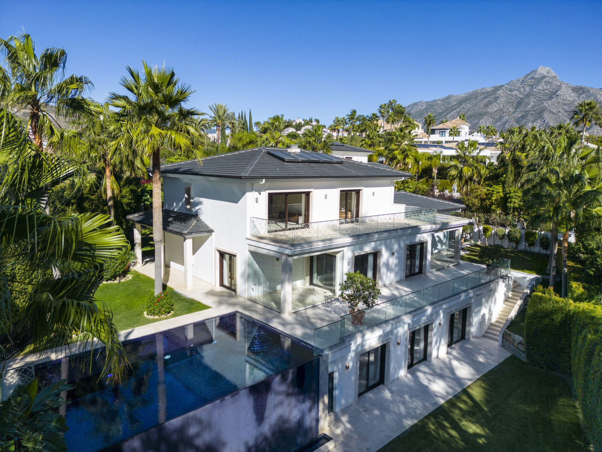 Exquisite Frontline Golf Villa in Nueva Andalucia — foto 24