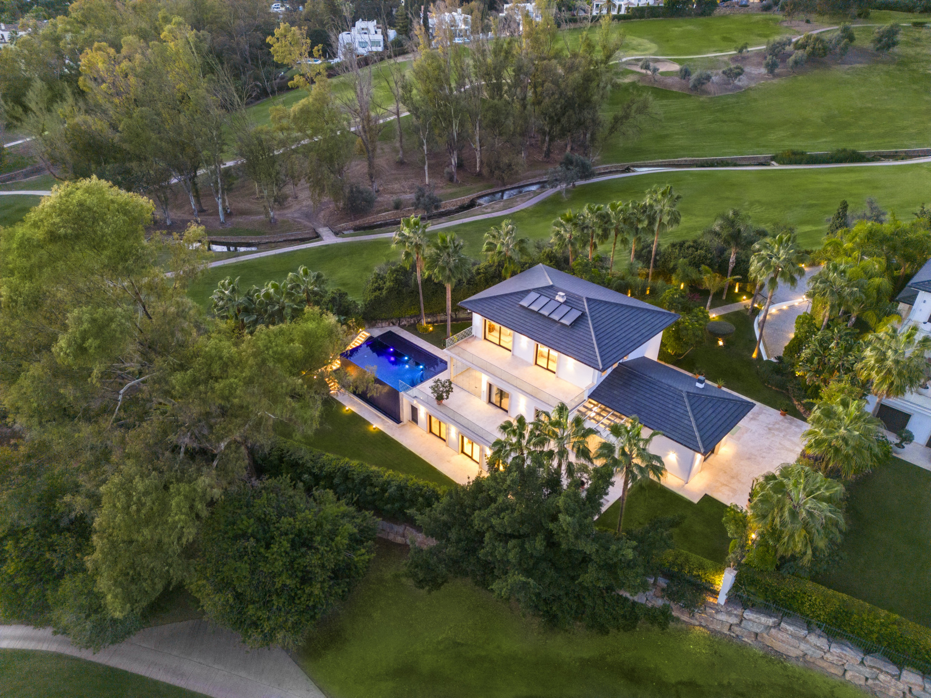 Exquisite Frontline Golf Villa in Nueva Andalucia — foto 1