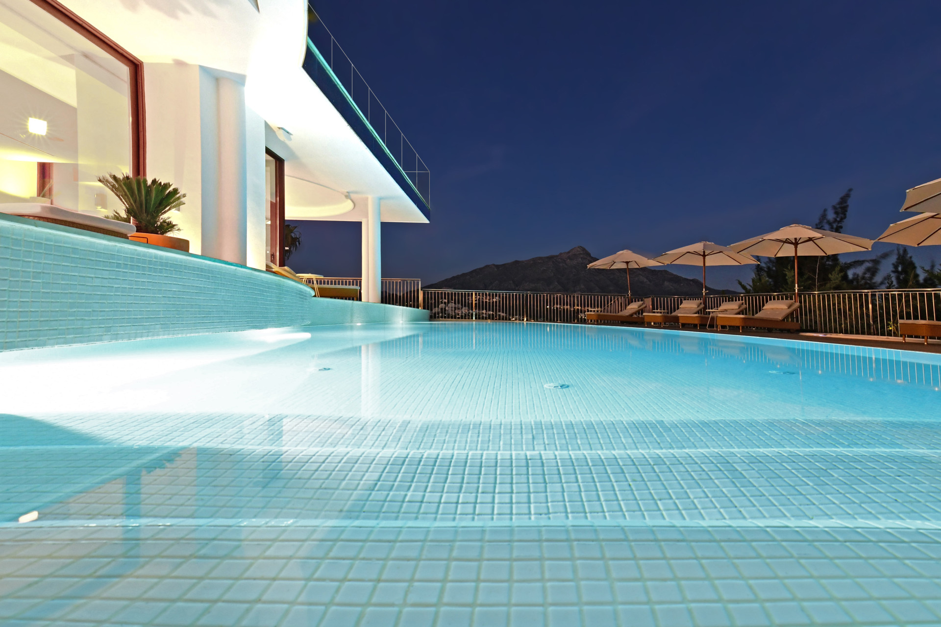 Luxurious 7-Bedroom Villa in Nueva Andalucia's Golf Valley — foto 49