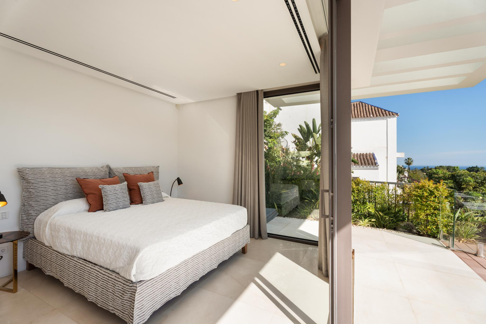 Contemporary Luxury Villa in La Quinta, Benahavis — photo 16